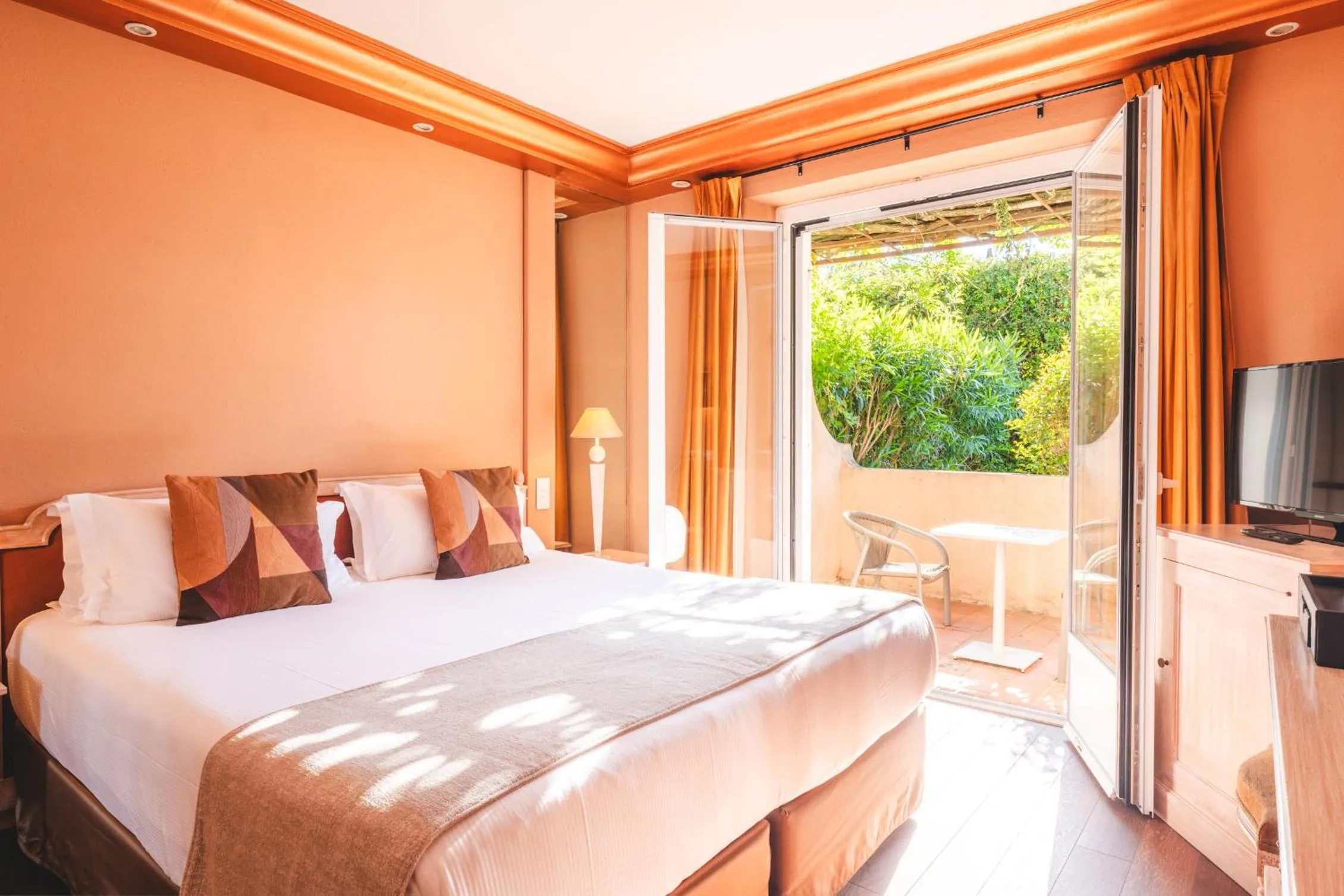 Bedroom, Bed in Hôtel La Mandarine