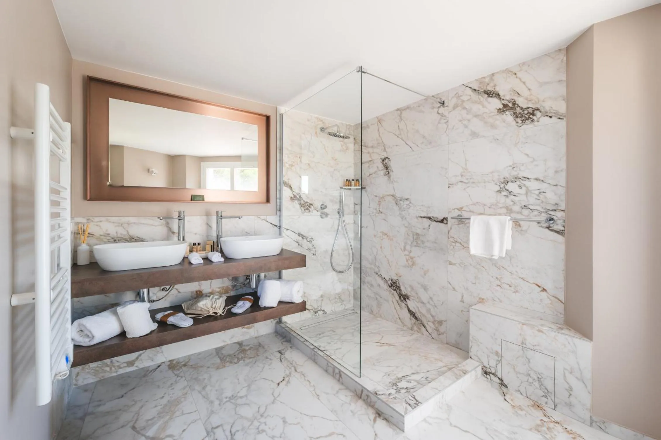 Bathroom, Bed in Hôtel La Mandarine