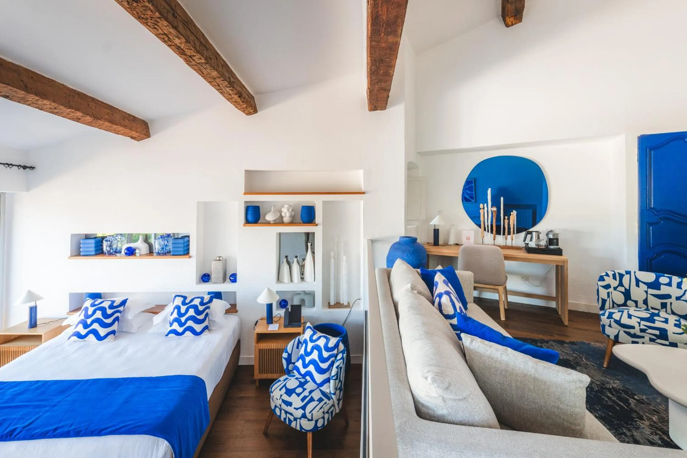 Living room, Bed in Hôtel La Mandarine