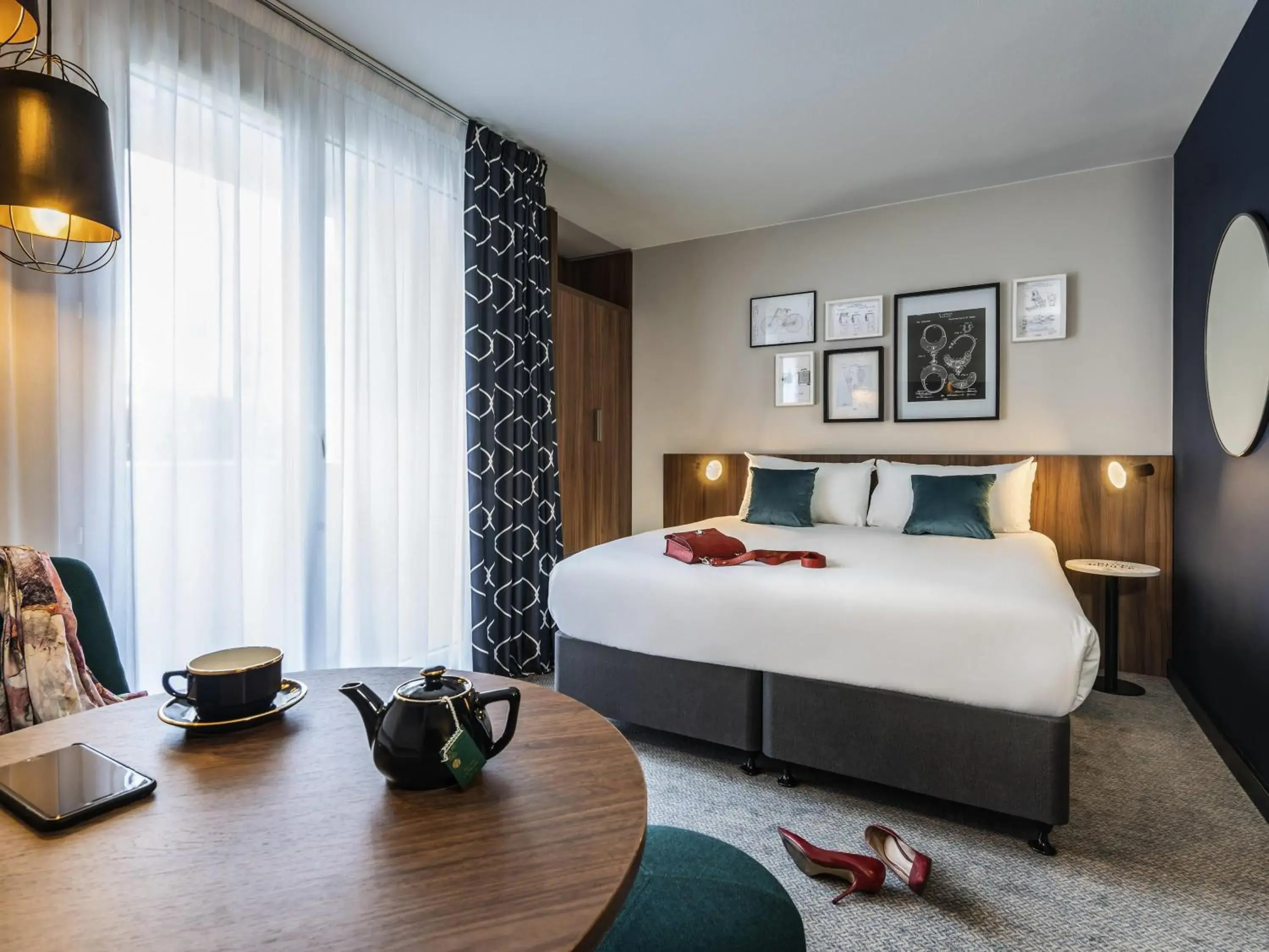 Privilege room queen-size double bed and 1 sofa bed for 1 person in Mercure Paris Montparnasse Pasteur Privilege room queen-size double bed and 1 sofa bed for 1 person in Mercure Paris Montparnasse Pasteur