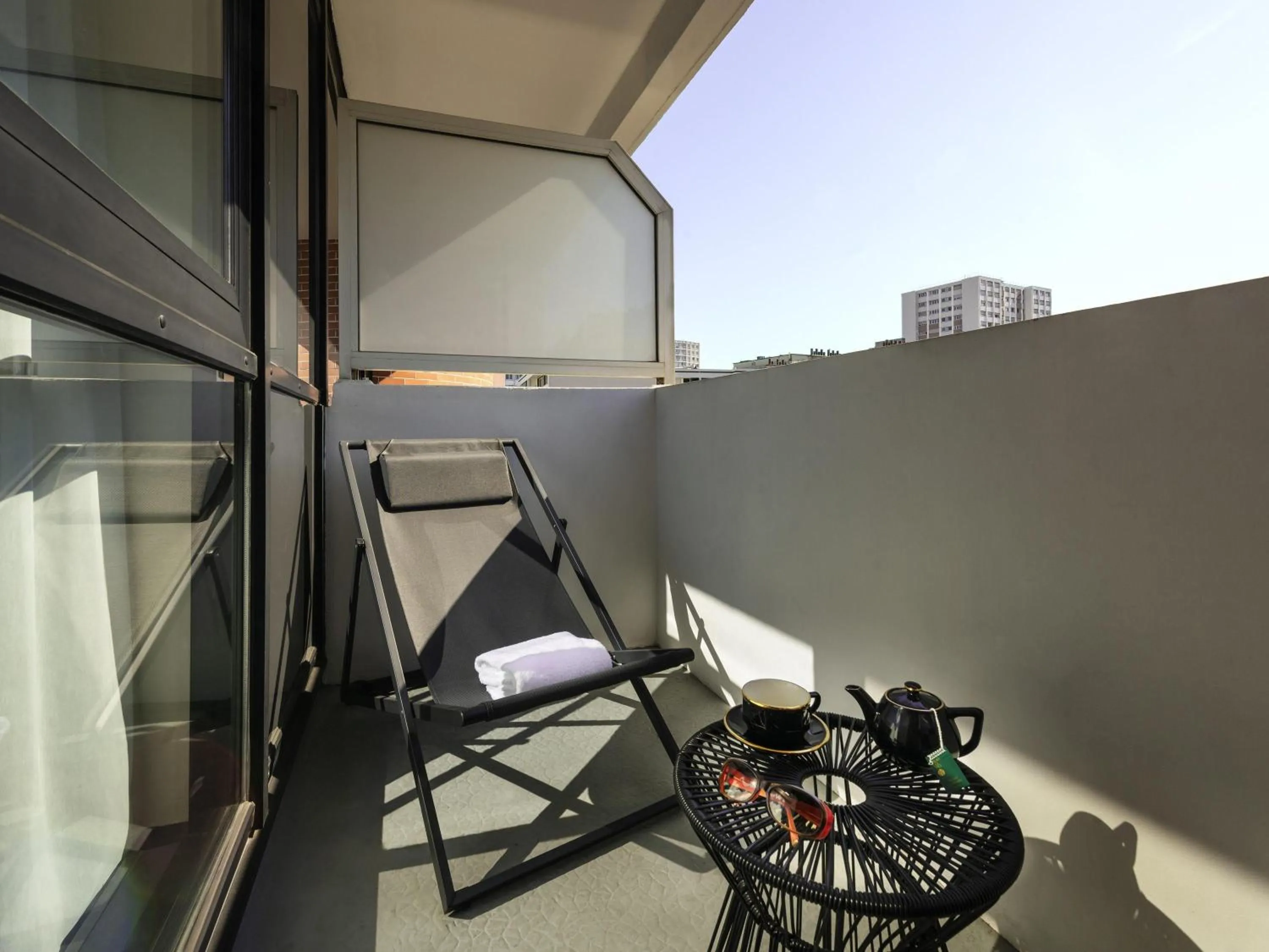 Bedroom in Mercure Paris Montparnasse Pasteur