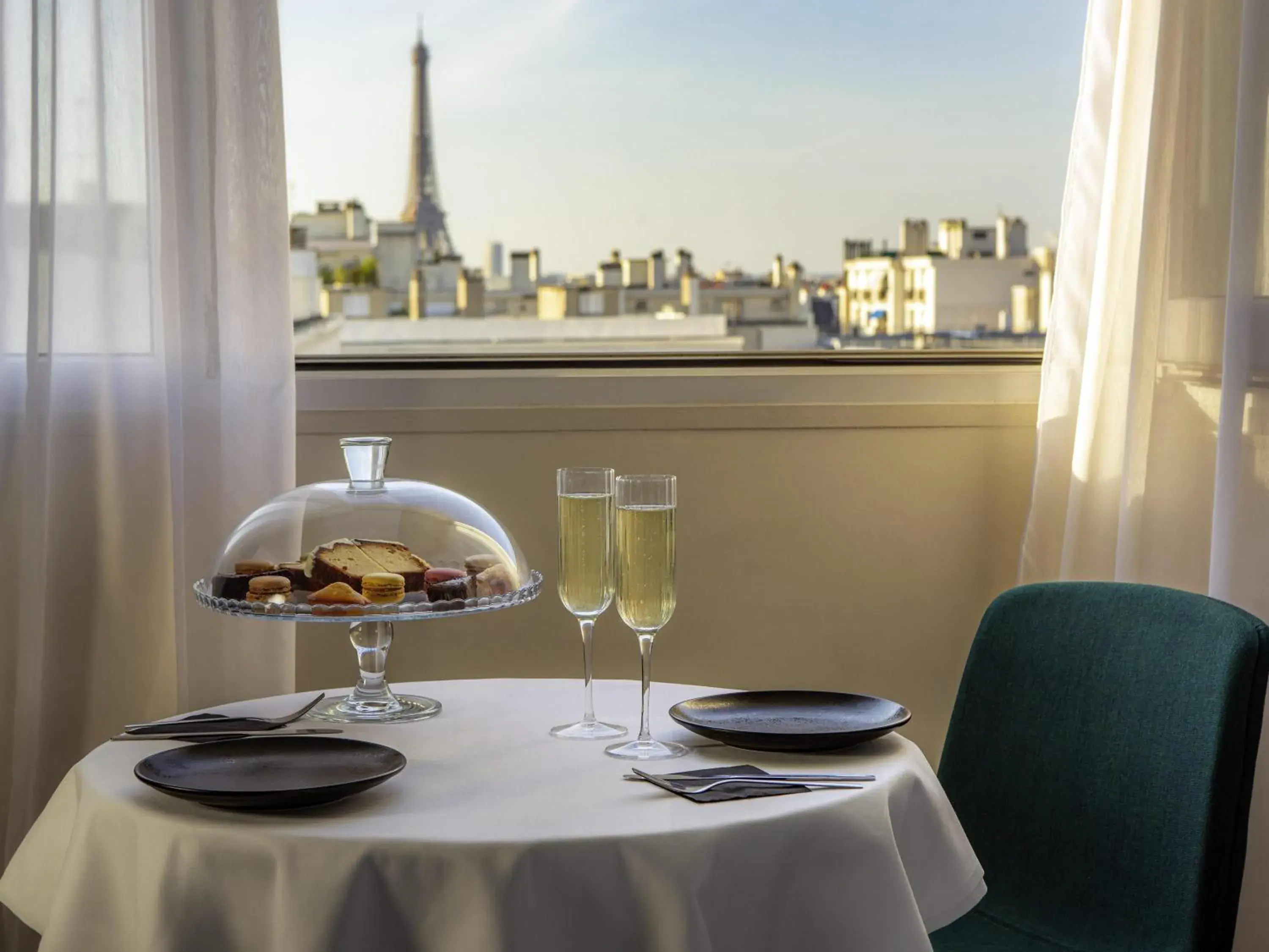 JUNIOR Suite, EIFFEL TOWER View, One DBL KING-SIZ E Bed AND Sofa Bed FOR Two PPL in Mercure Paris Montparnasse Pasteur JUNIOR Suite, EIFFEL TOWER View, One DBL KING-SIZ E Bed AND Sofa Bed FOR Two PPL in Mercure Paris Montparnasse Pasteur