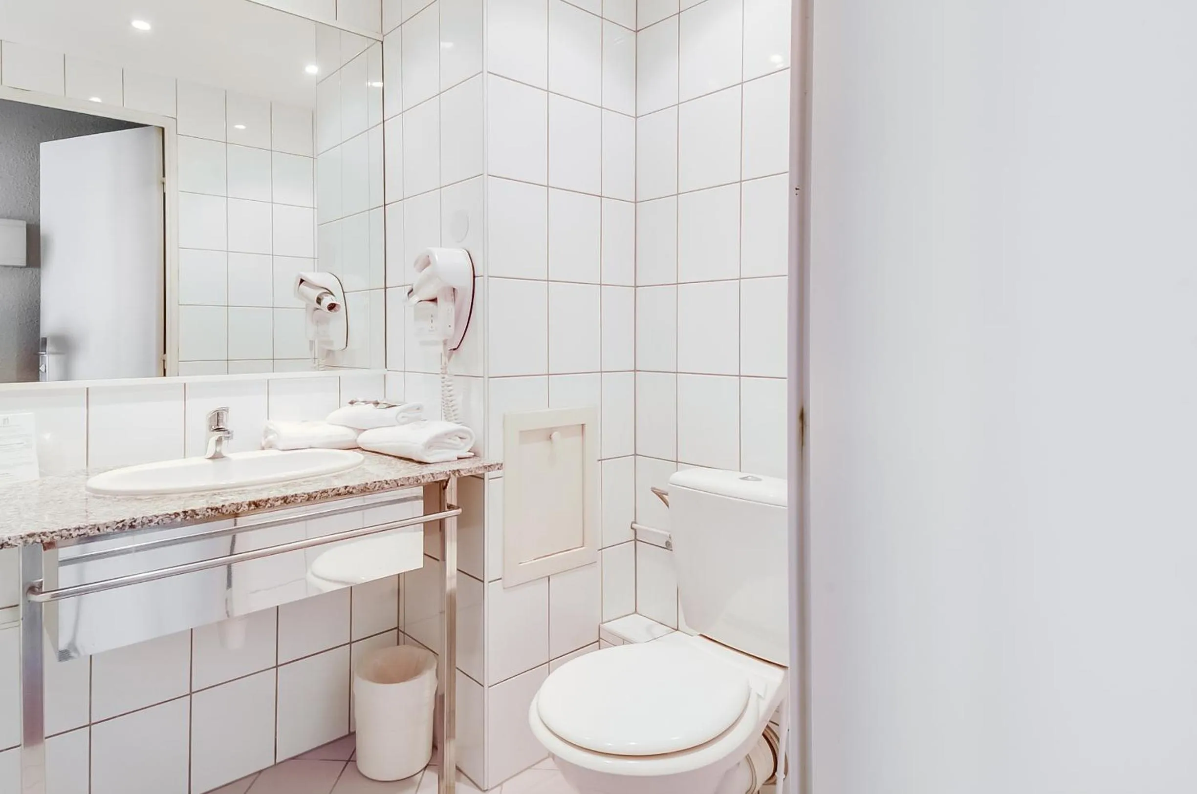Bathroom in La Maison Hôtel Mulhouse Centre