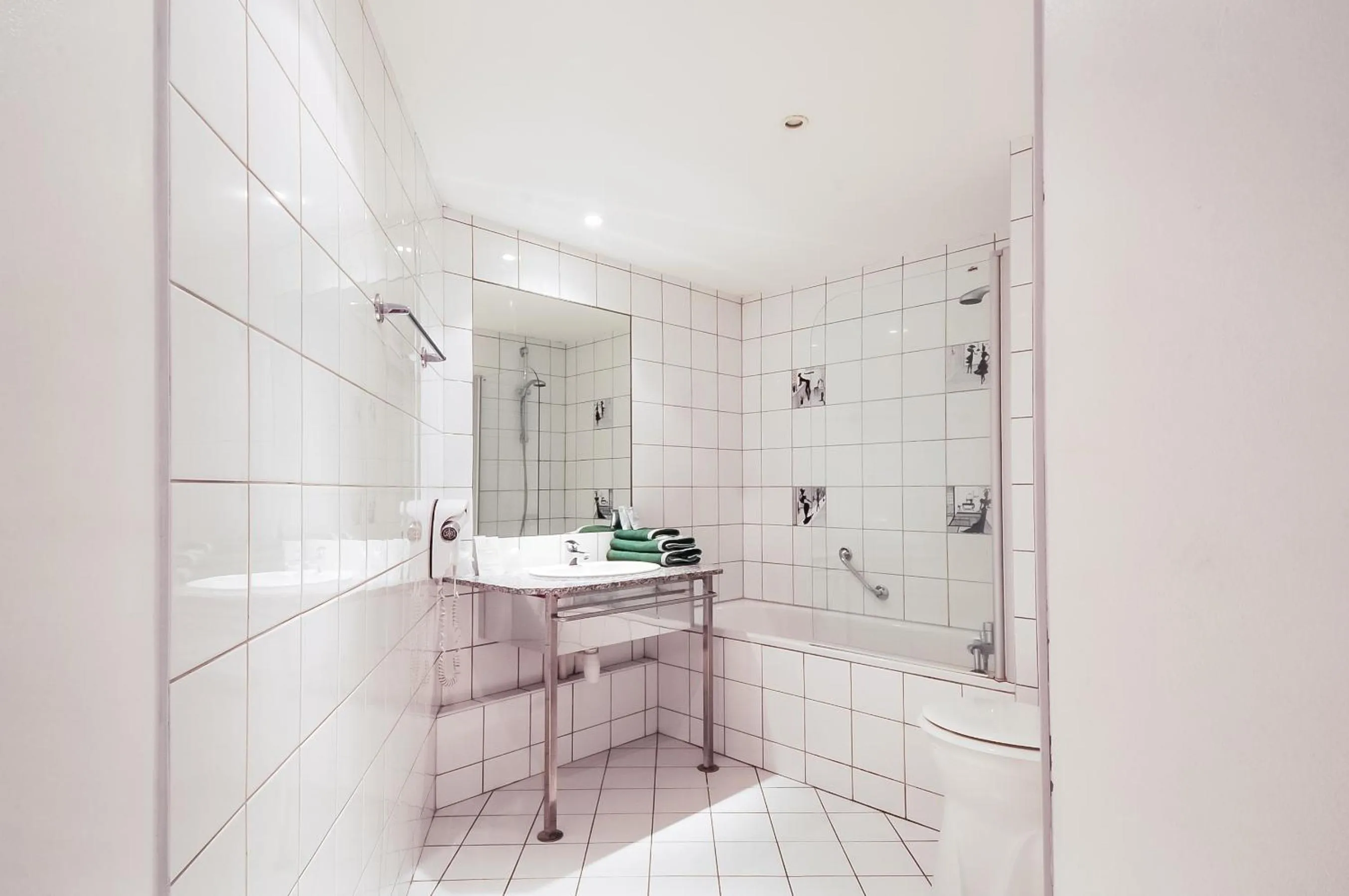 Bathroom in La Maison Hôtel Mulhouse Centre