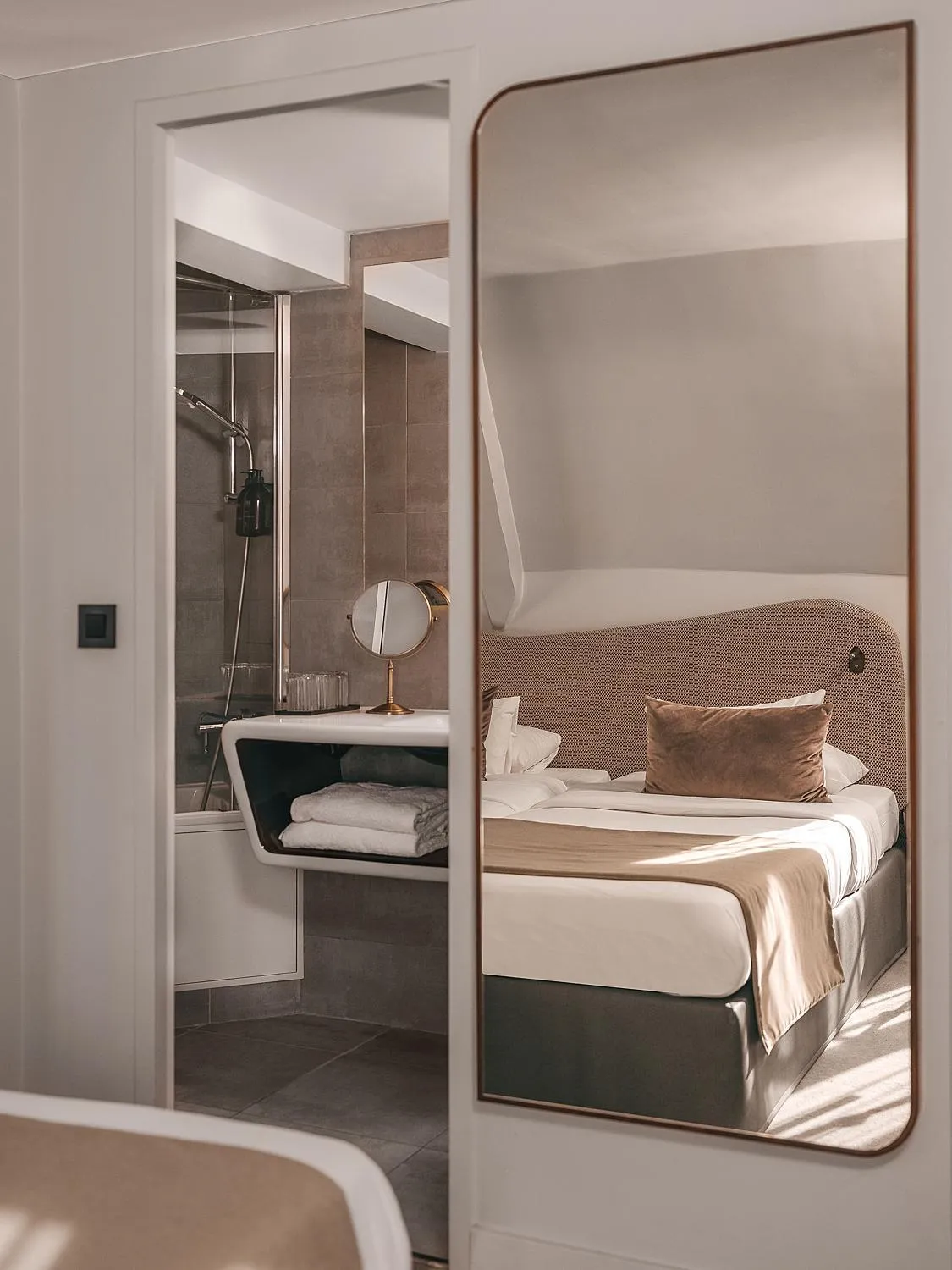 Bathroom, Bed in Hôtel Belloy