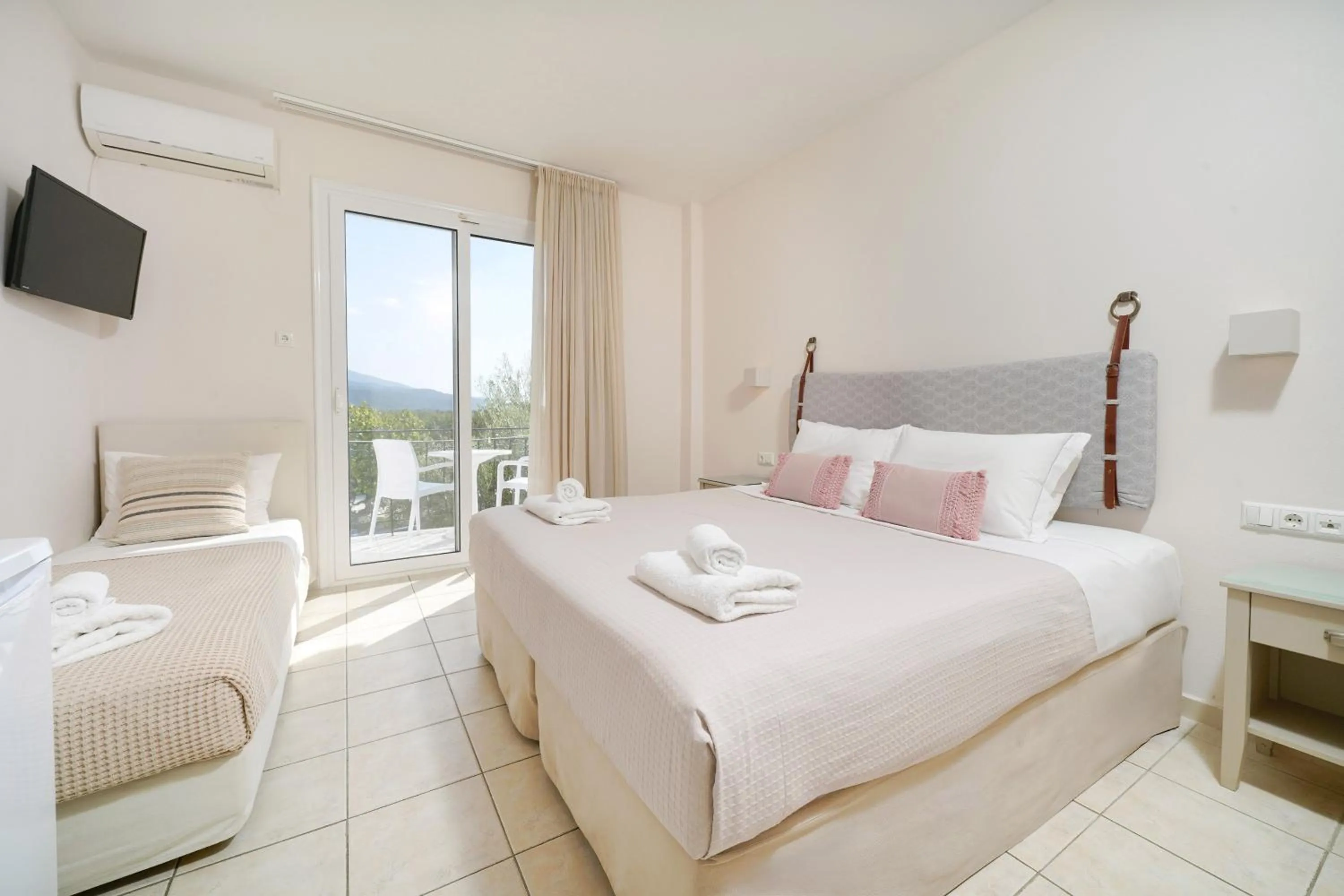 Photo of the whole room, Bed in Elektra Comfort Hotel by Del Mare