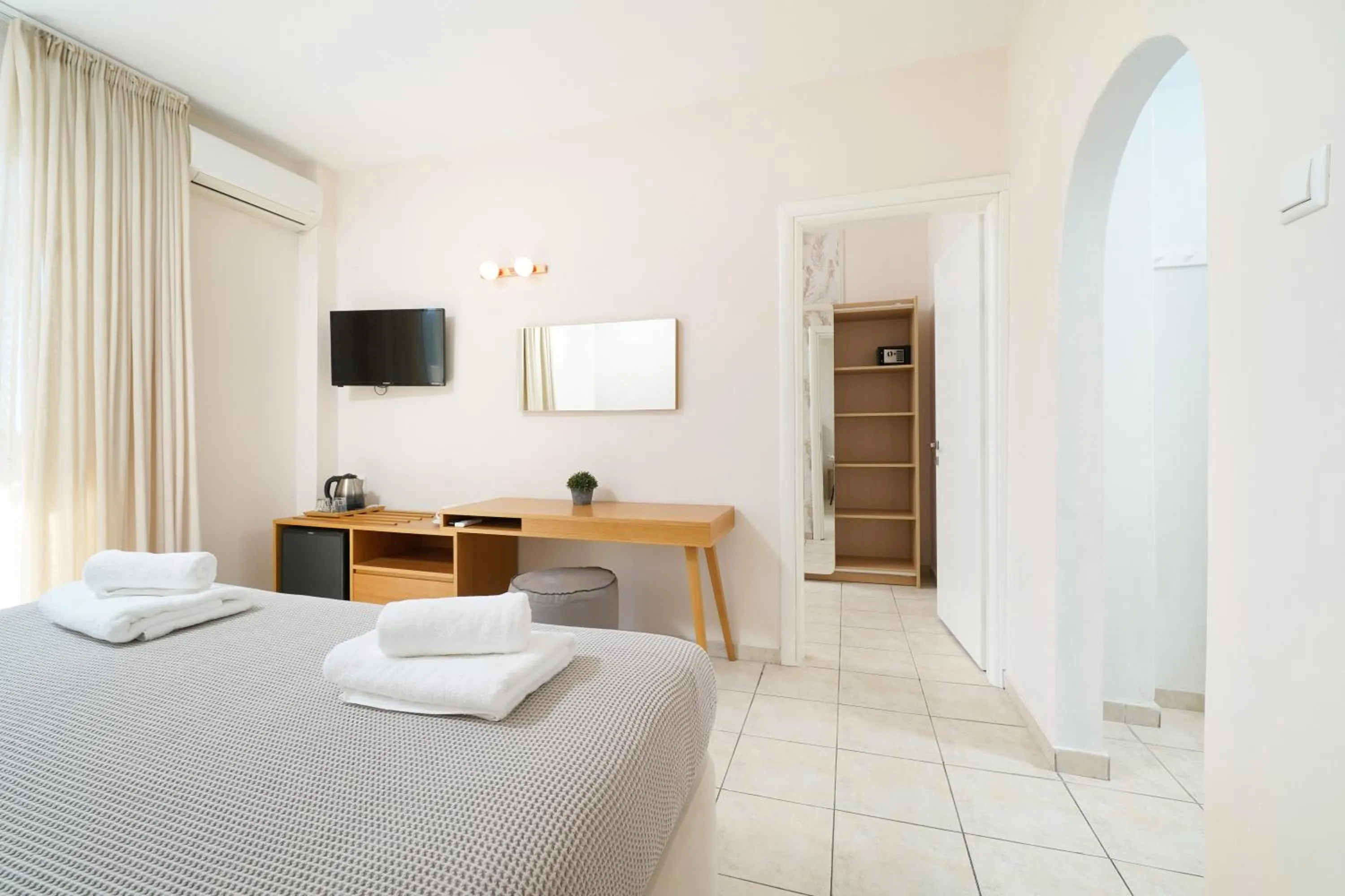 Photo of the whole room, Bed in Elektra Comfort Hotel by Del Mare