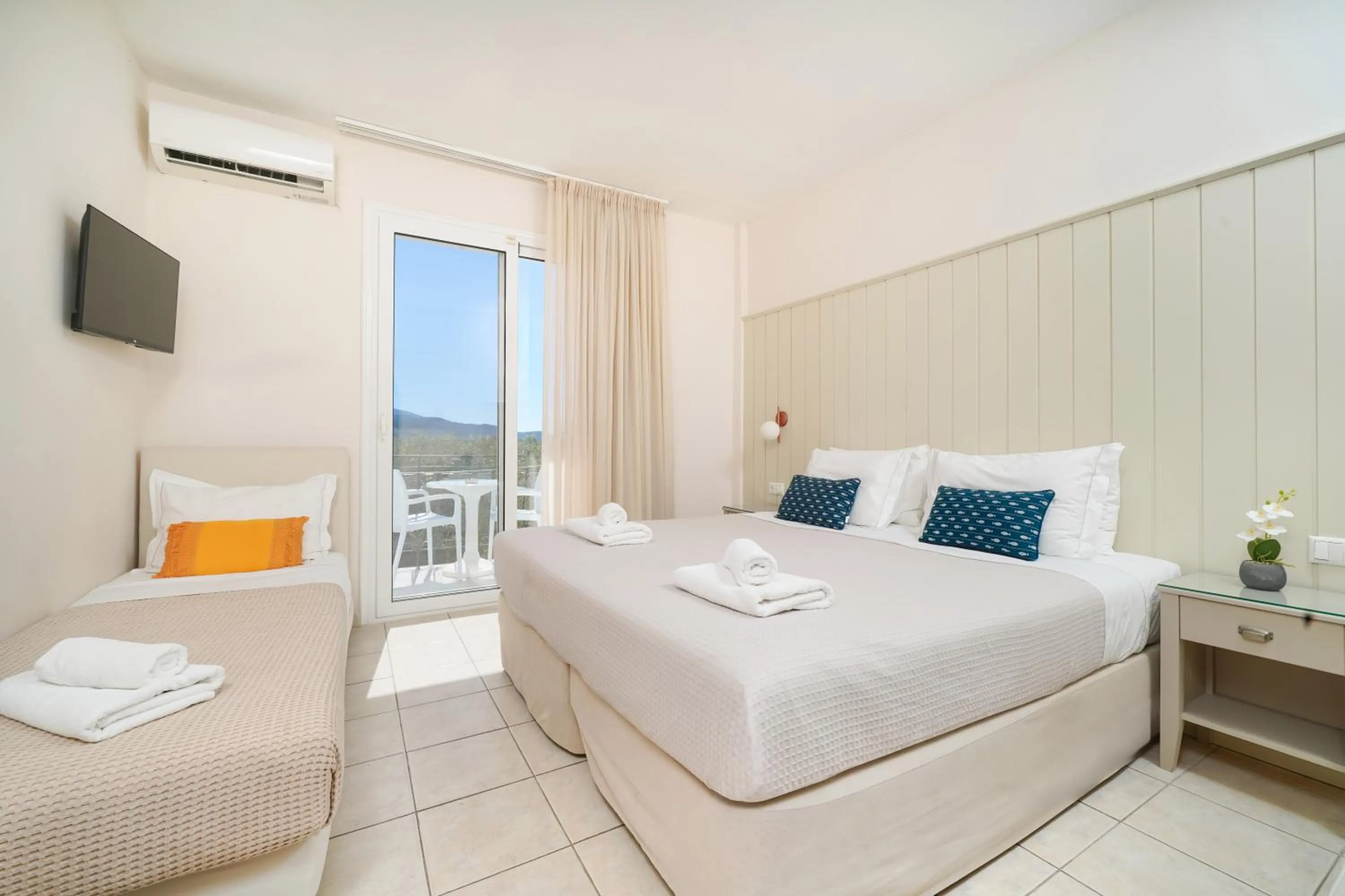 Photo of the whole room, Bed in Elektra Comfort Hotel by Del Mare