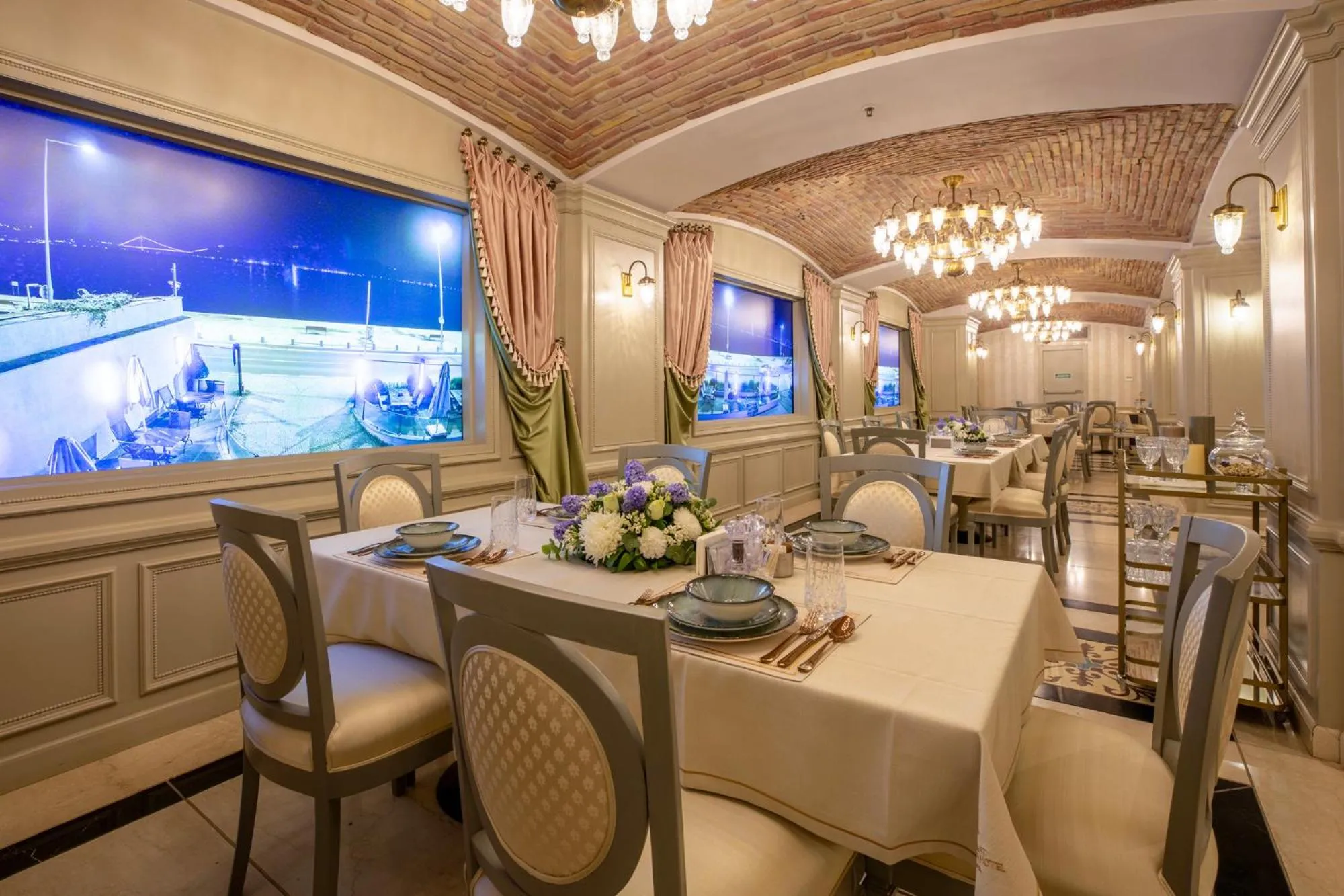 Restaurant/places to eat in MFB Tarabya Hotel