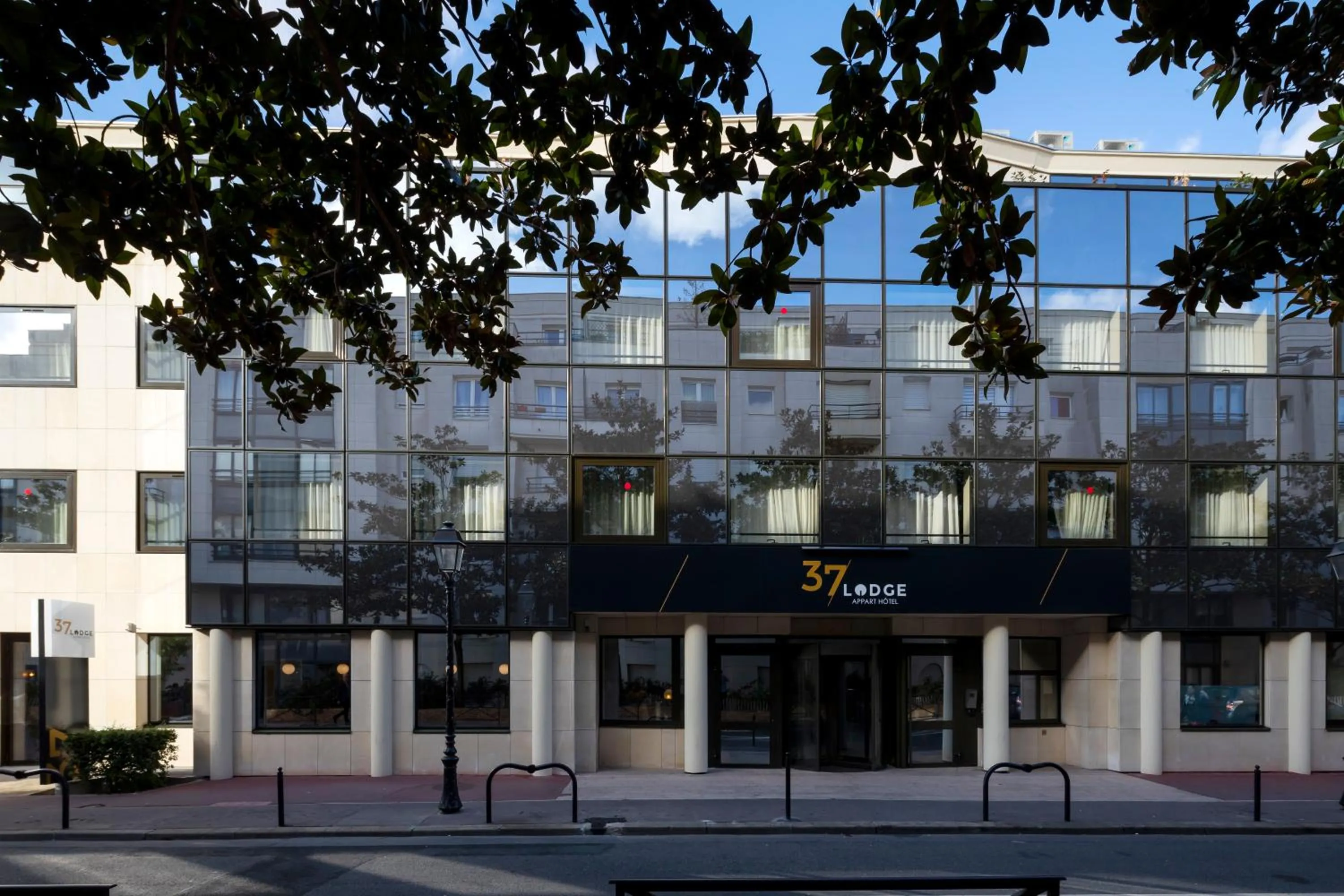 Property building in Aparthotel 37 Lodge Courbevoie Paris La Défense