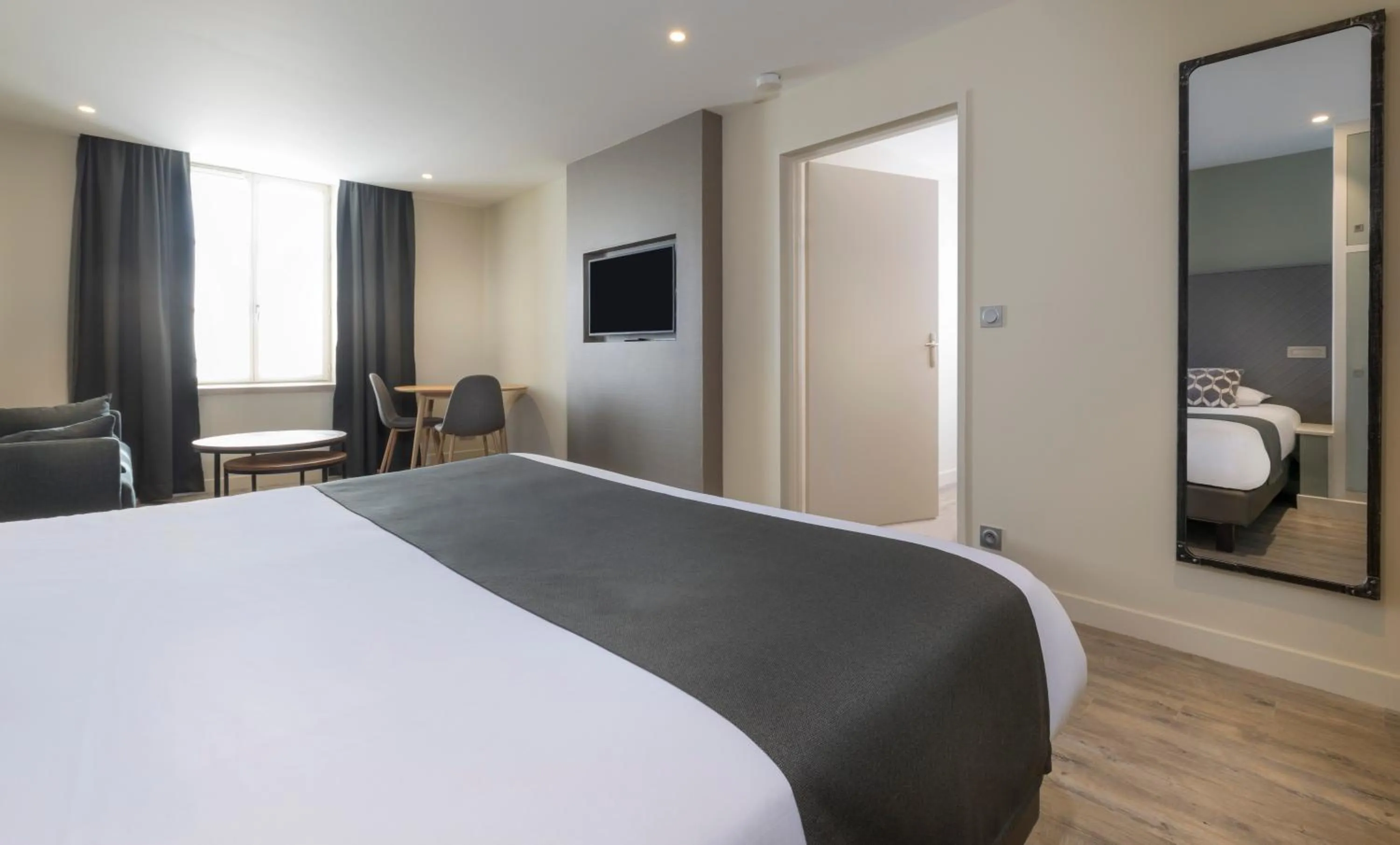 Photo of the whole room, Bed in Demeure des Remparts