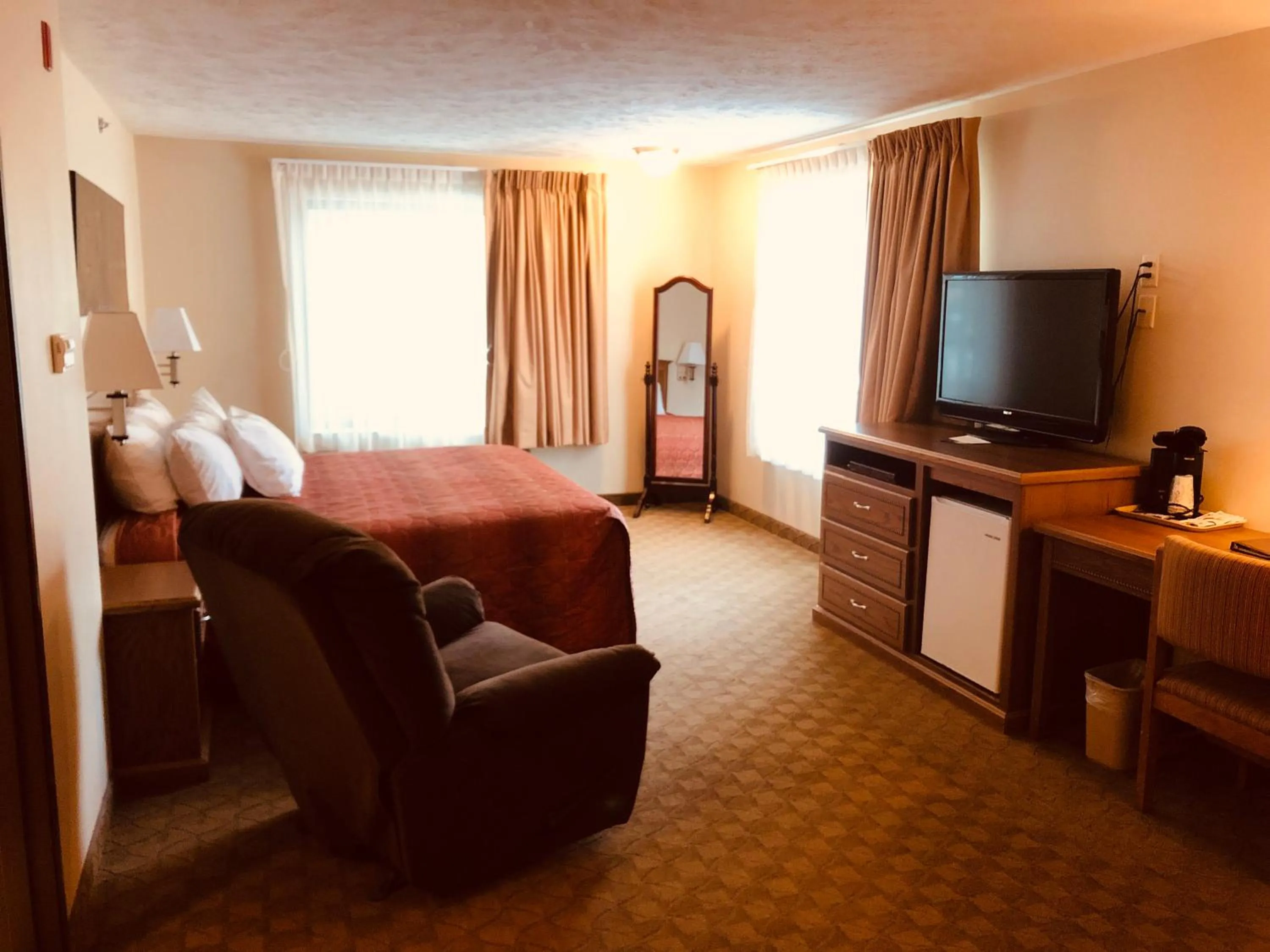 Bed in Shenandoah Inn & Suites