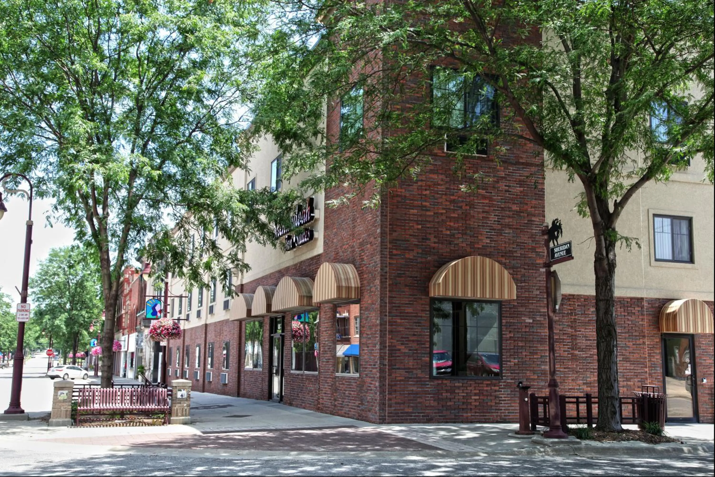 Property building in Shenandoah Inn & Suites