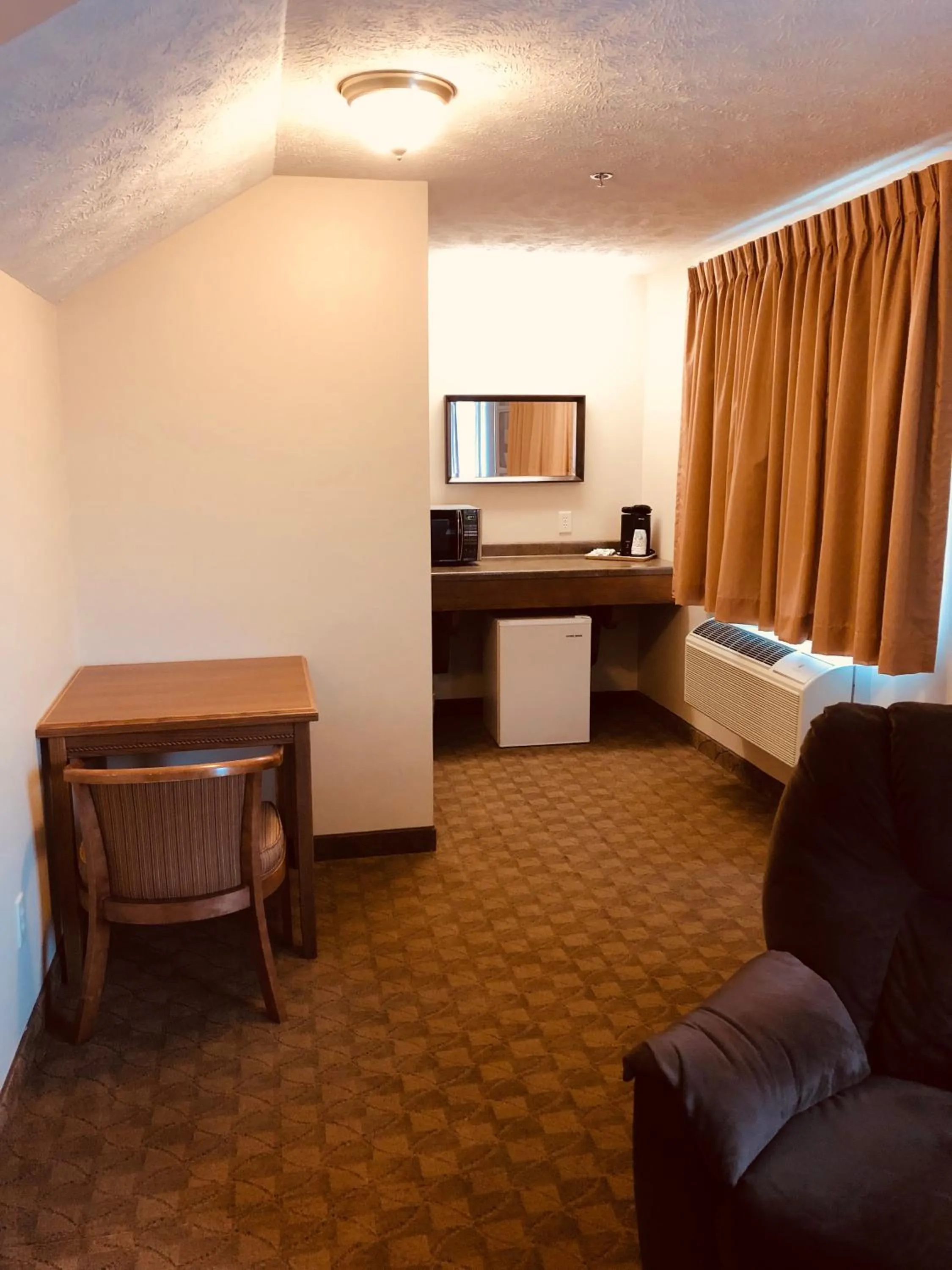 Bed in Shenandoah Inn & Suites