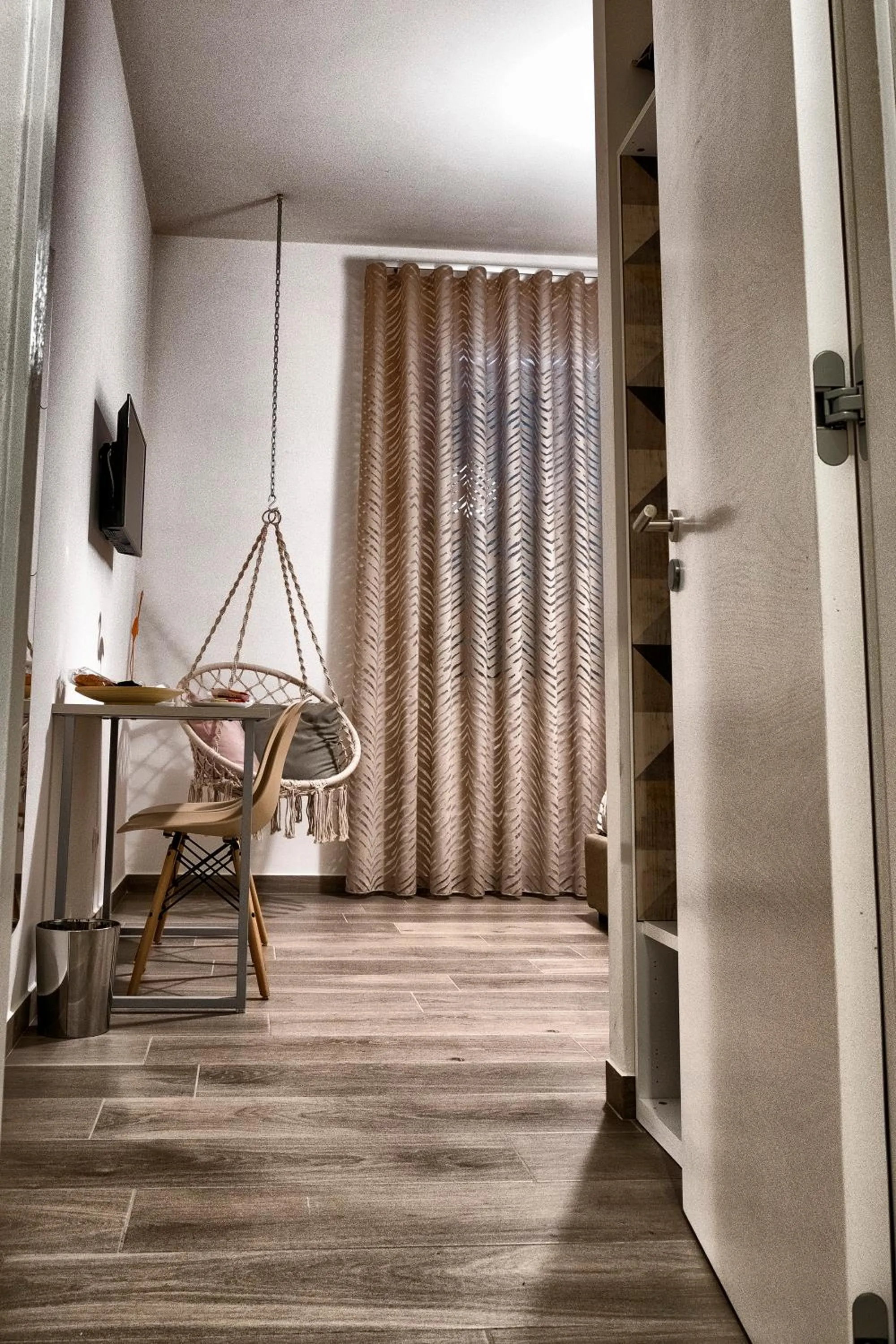 TV and multimedia in DIMORA FLEGREA room & breakfast