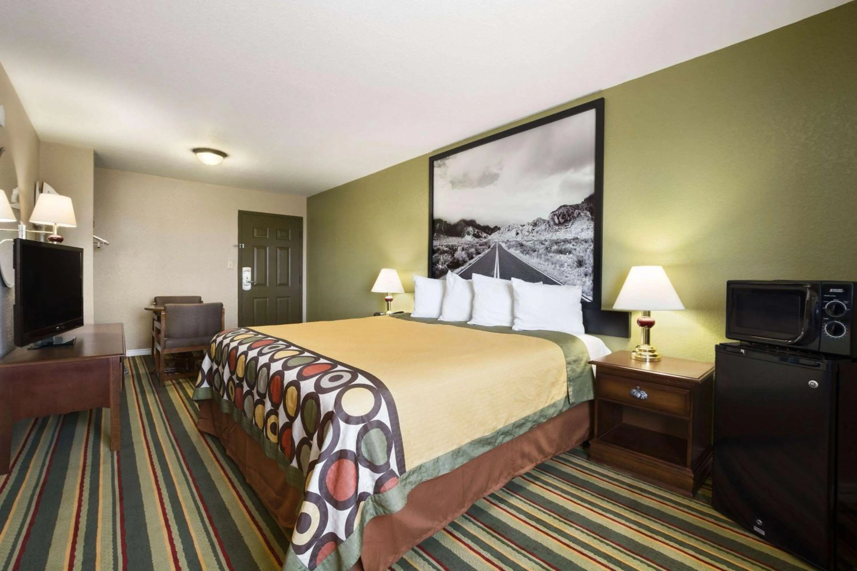 Photo of the whole room, Bed in Super 8 by Wyndham Childress