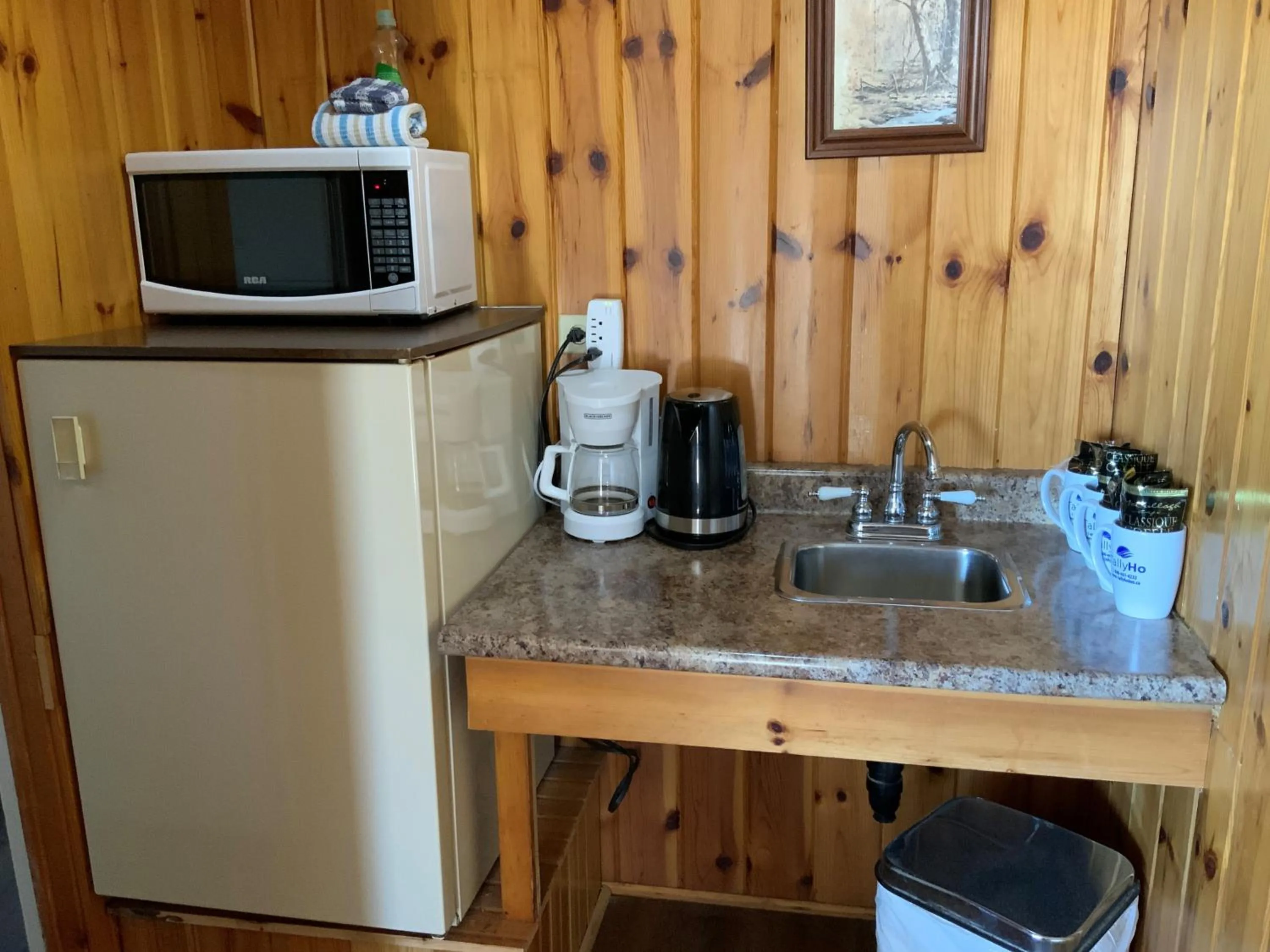 Kitchen or kitchenette in Tally Ho Inn