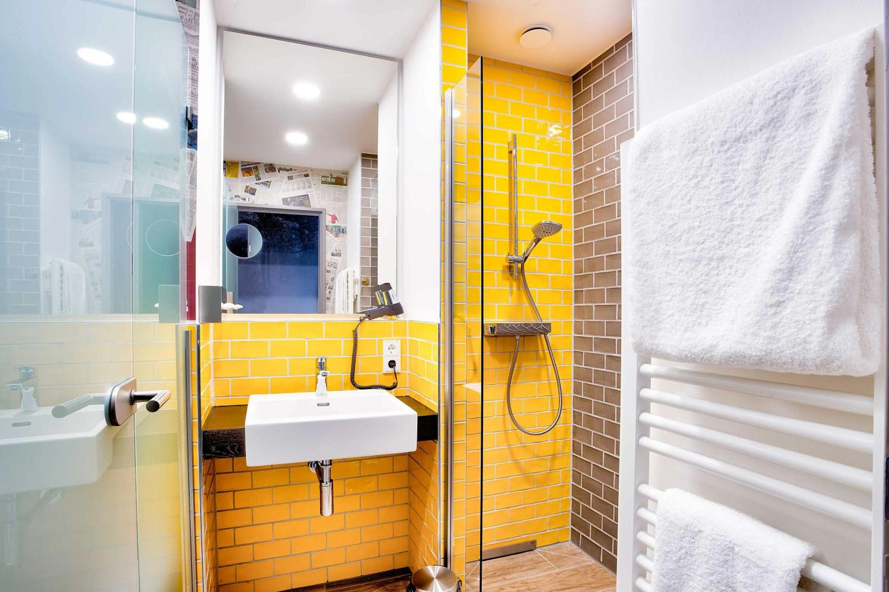 Toilet in tinyTwice Hotel Wiesbaden