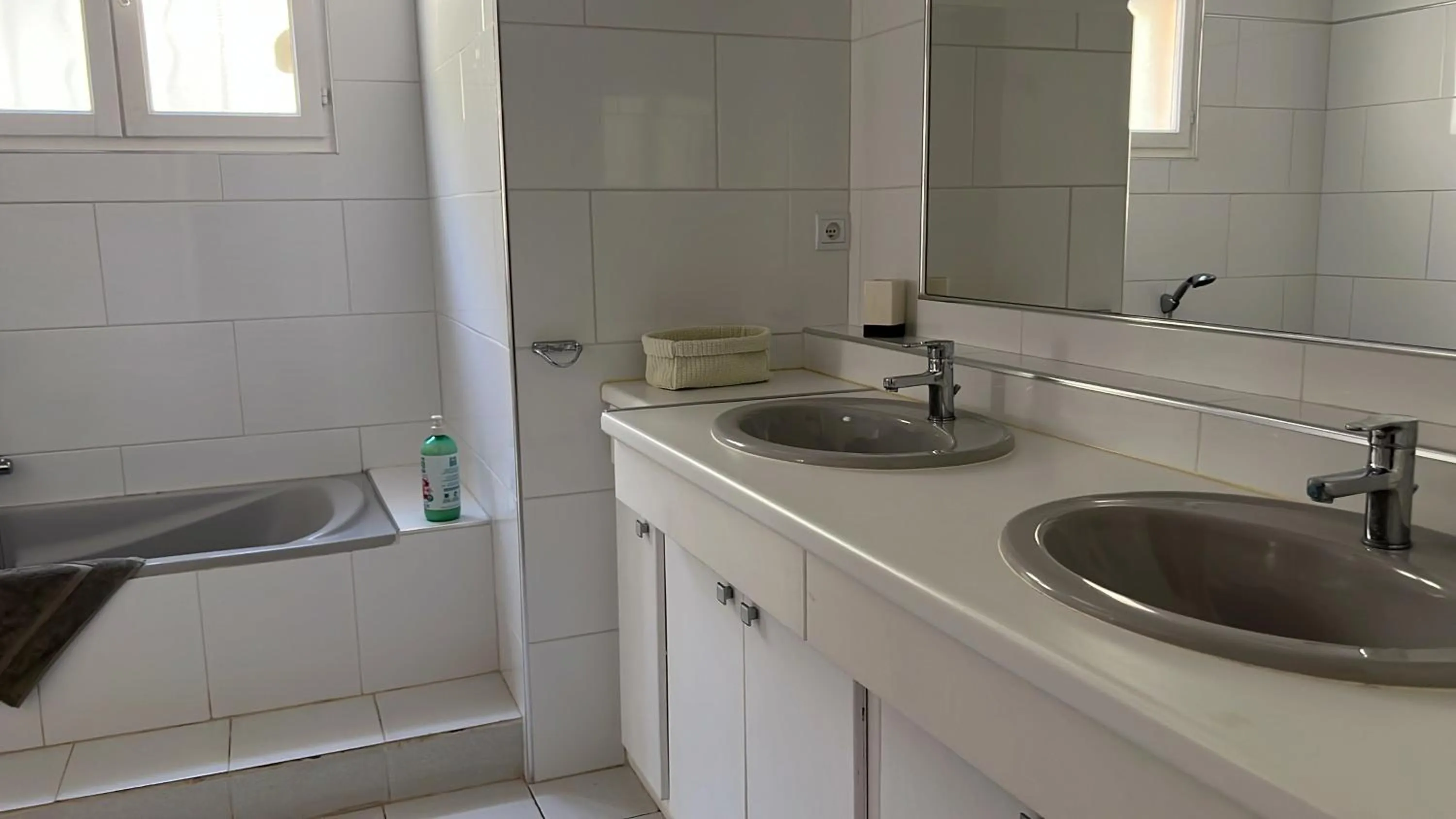 Bathroom in L'oasis-LES ISSAMBRES