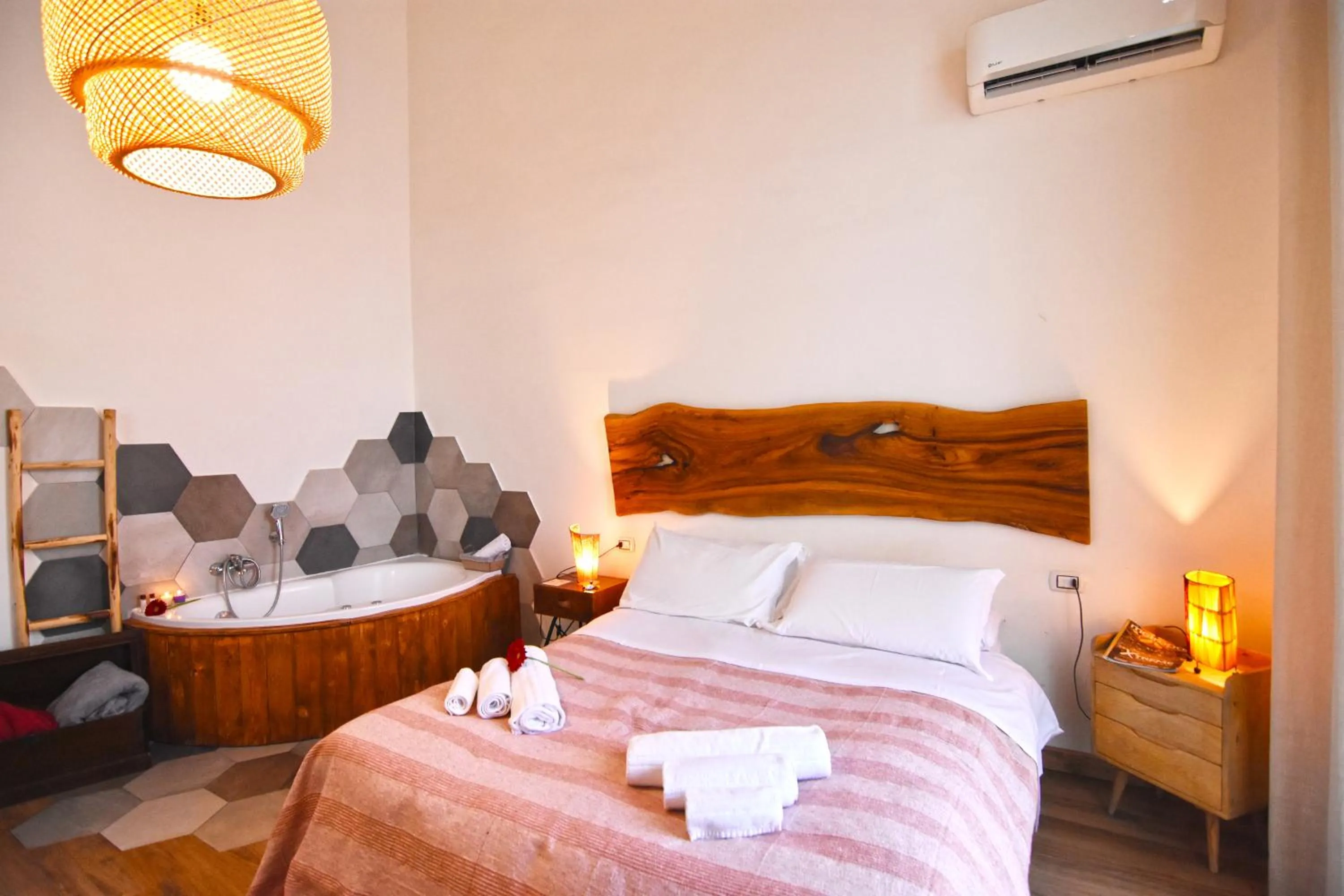 Photo of the whole room, Bed in Sunrise Luxury