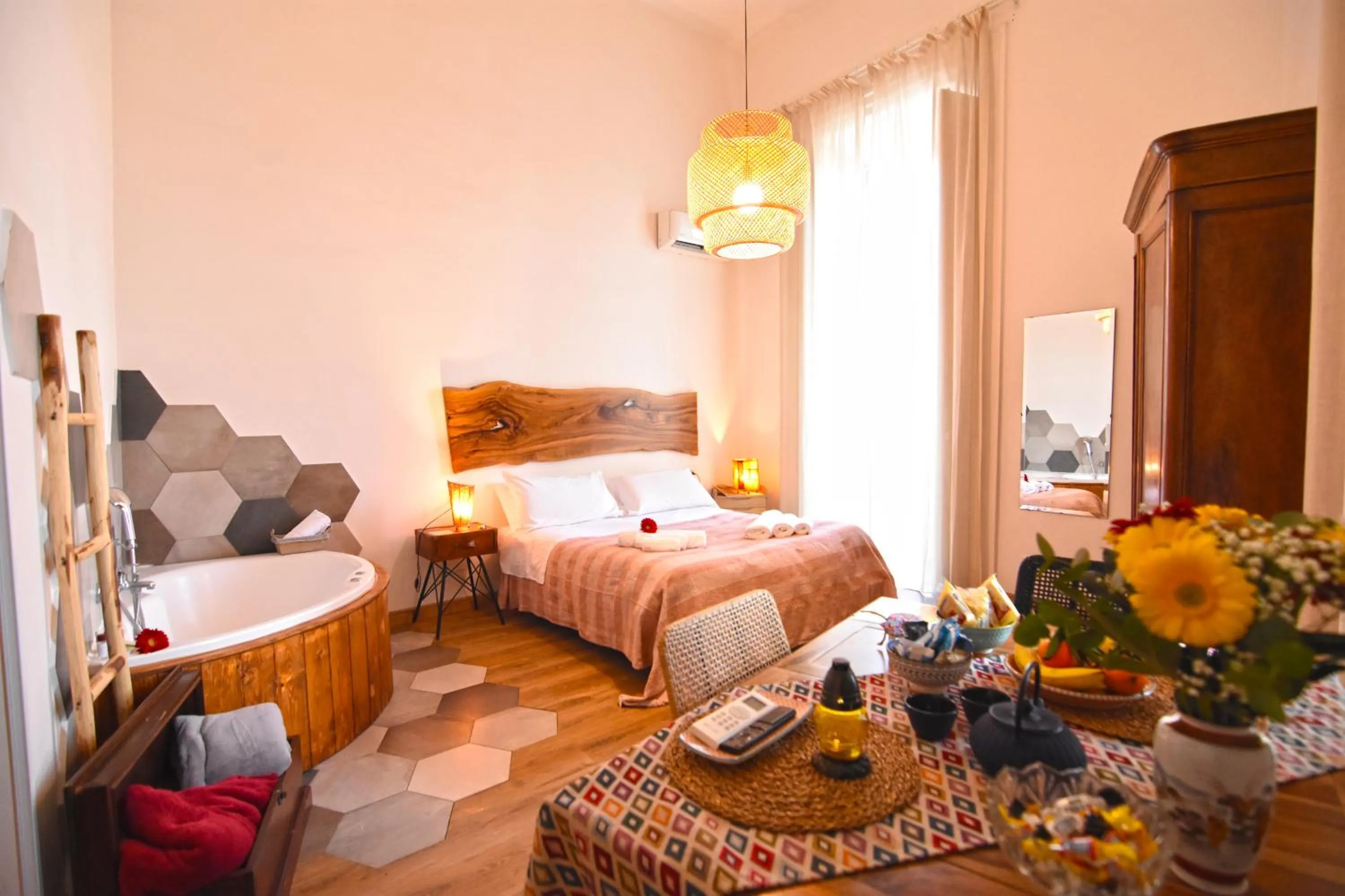 Bedroom, Bed in Sunrise Luxury