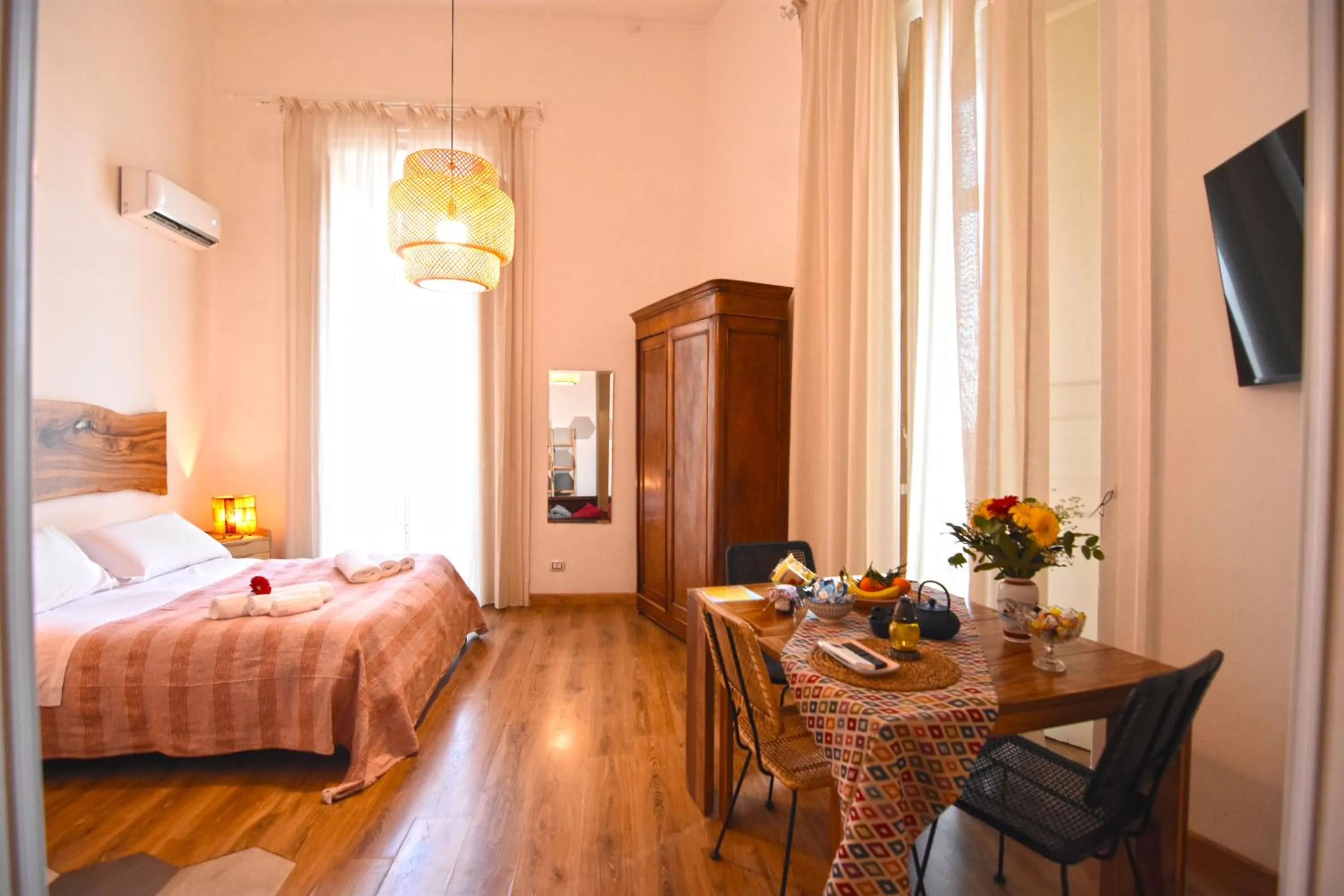 Photo of the whole room, Bed in Sunrise Luxury