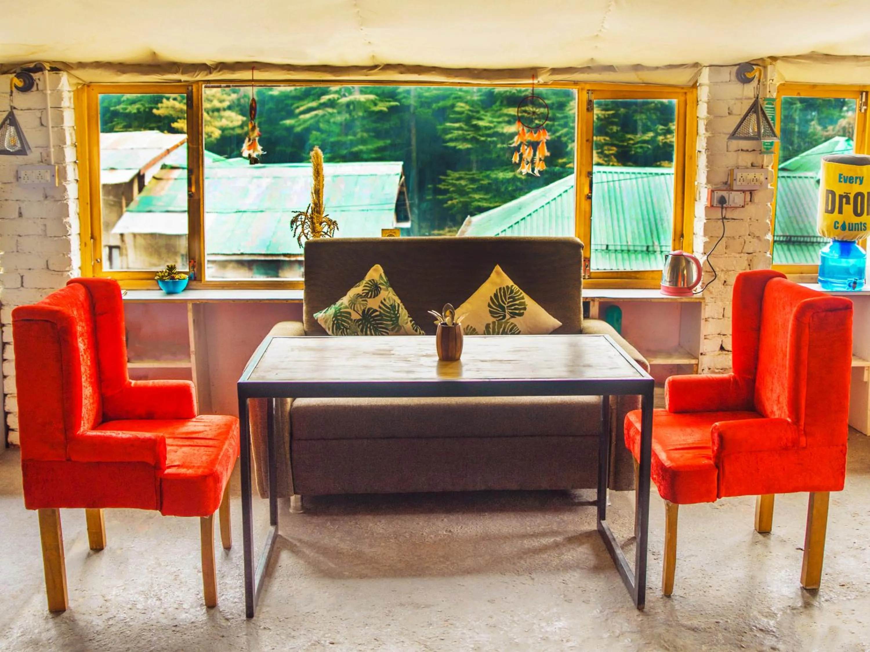 Restaurant/places to eat in Young Monk Hostel & Cafe Old Manali