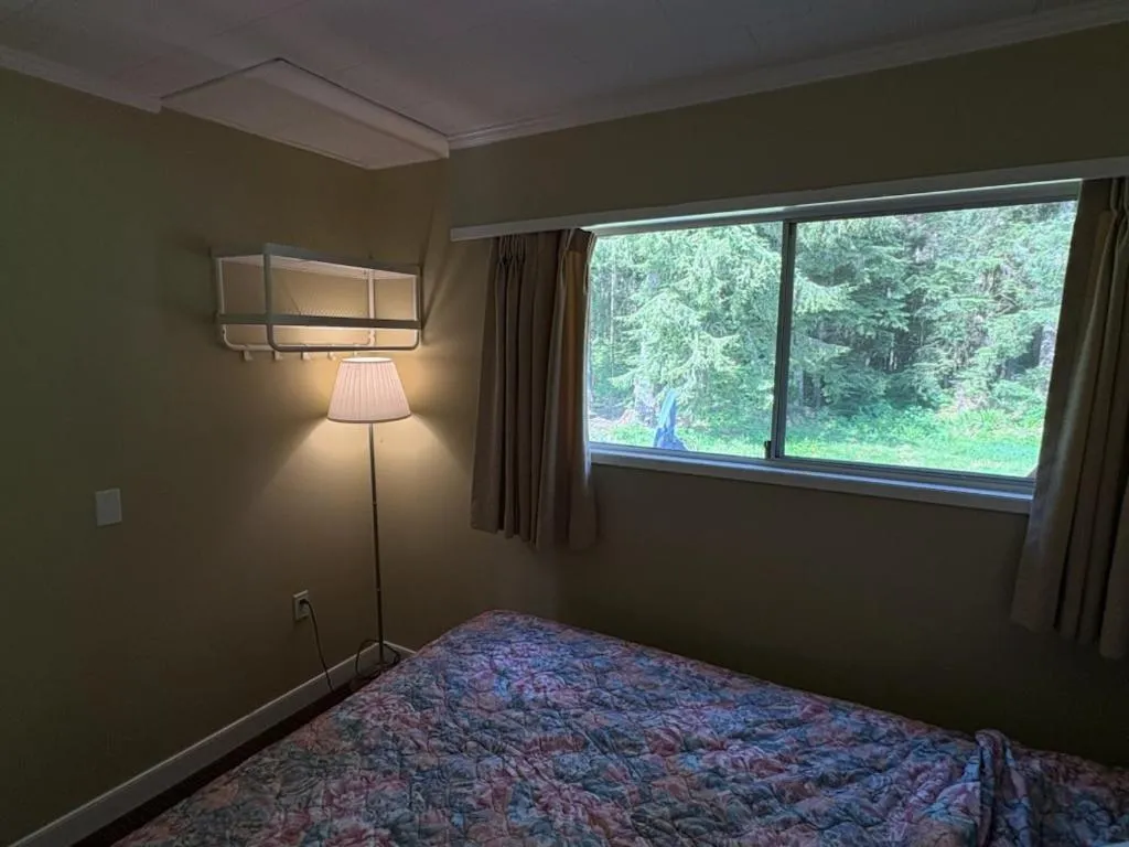 Bed in Pioneer Inn by the River