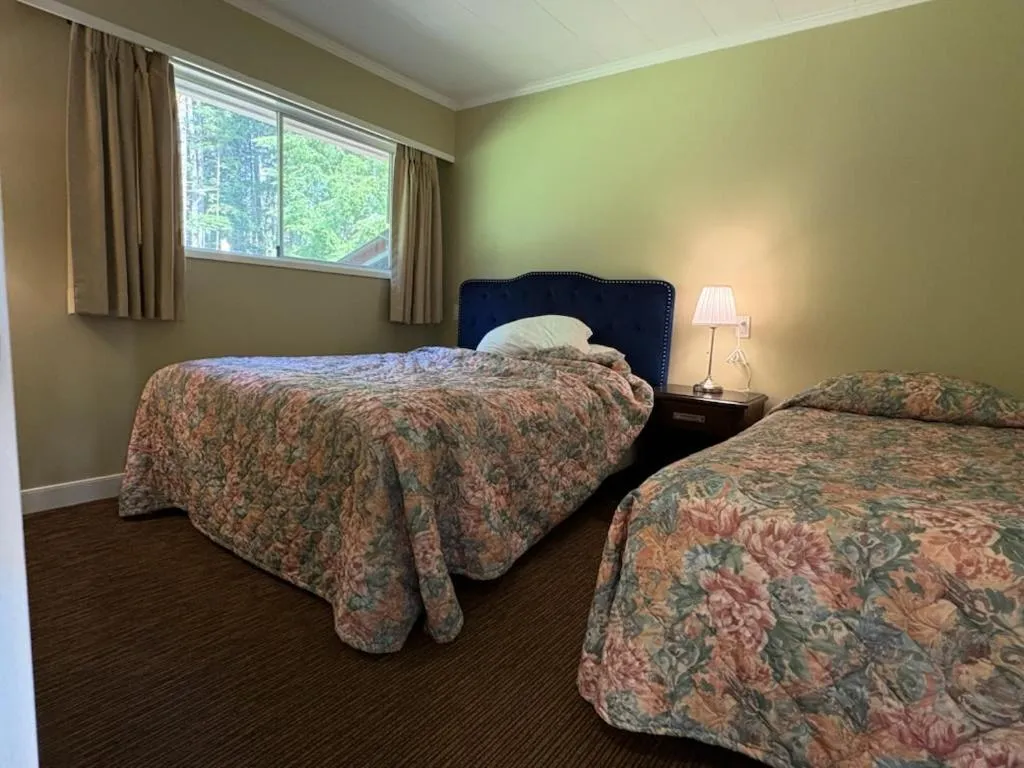 Bed in Pioneer Inn by the River