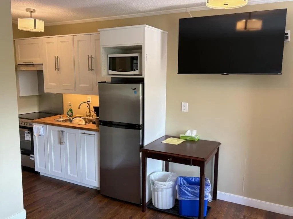 Pioneer Inn by the River