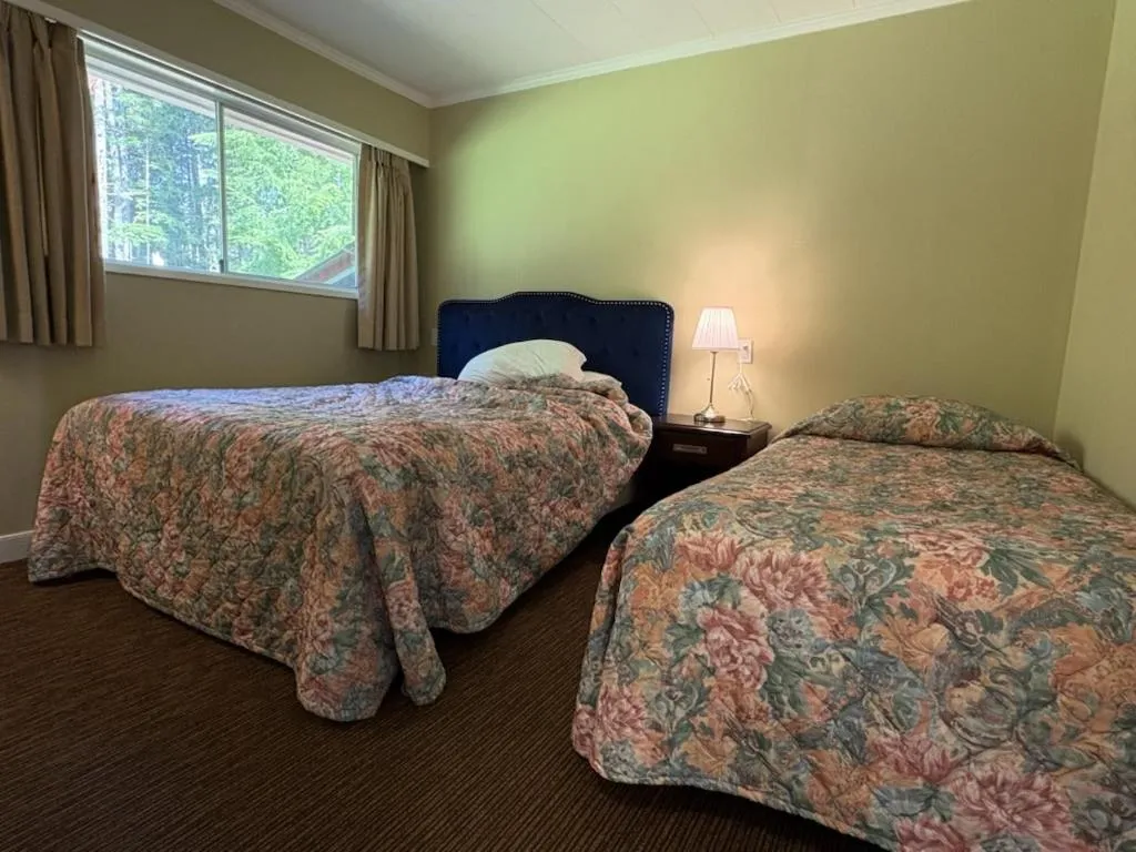 Bed in Pioneer Inn by the River