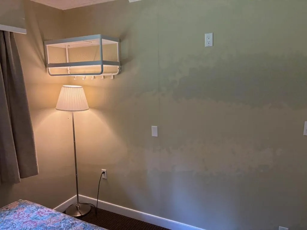 Bed in Pioneer Inn by the River