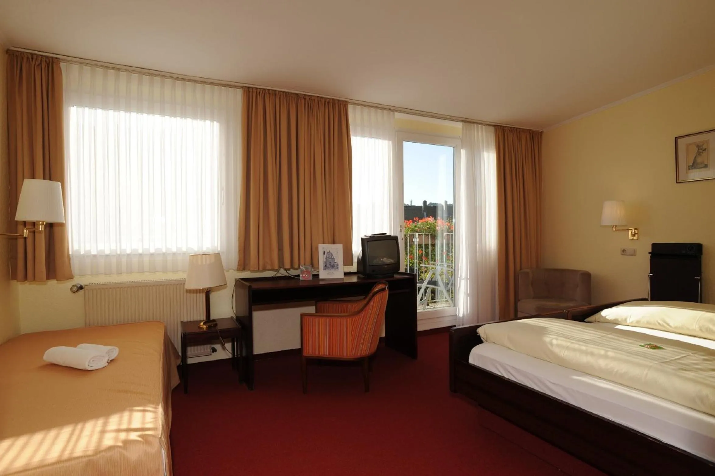 Seating area, Bed in Hotel am Marschiertor