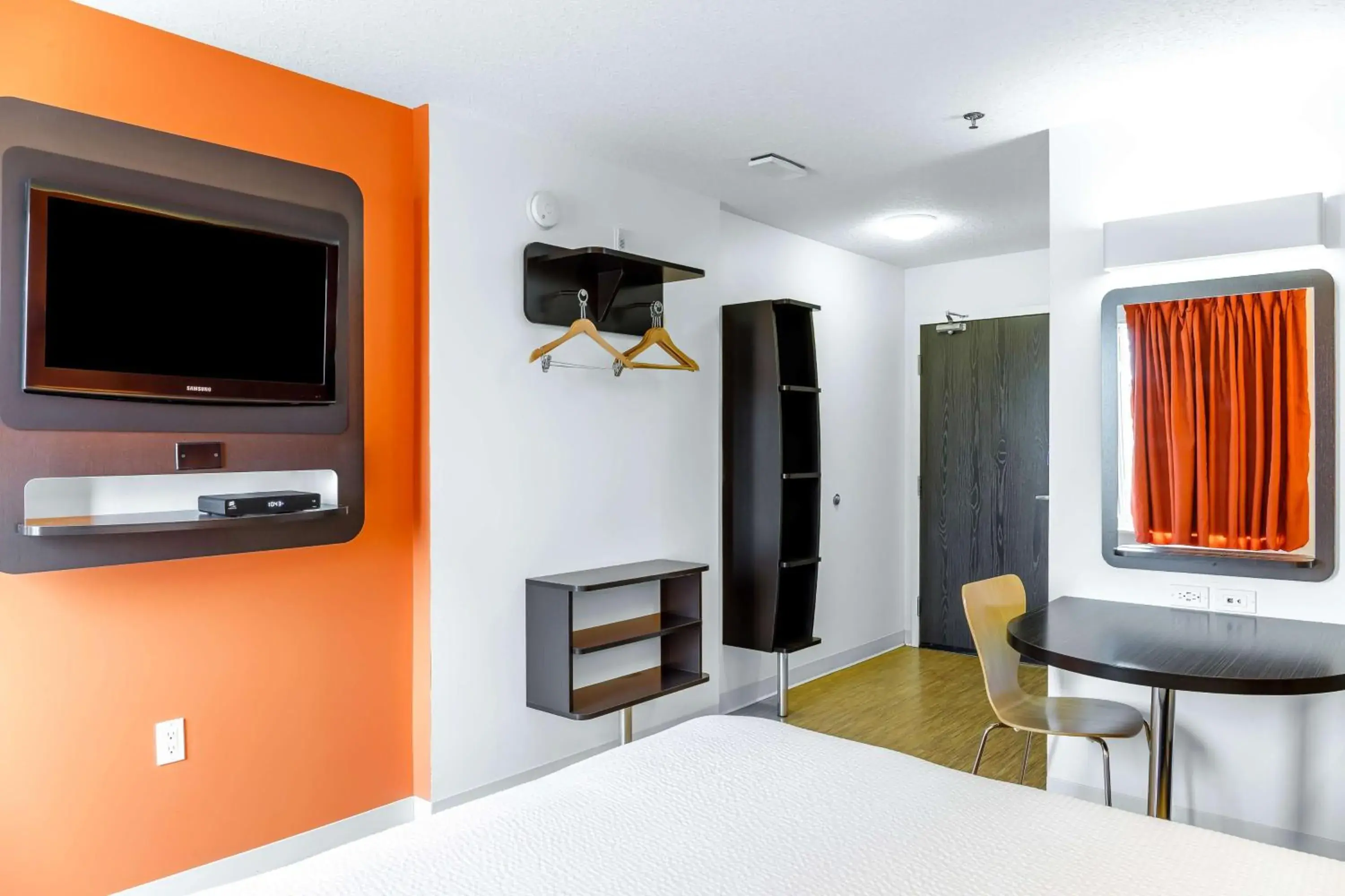 Queen Room - Non-Smoking in Motel 6-Swift Current, SK Queen Room - Non-Smoking in Motel 6-Swift Current, SK