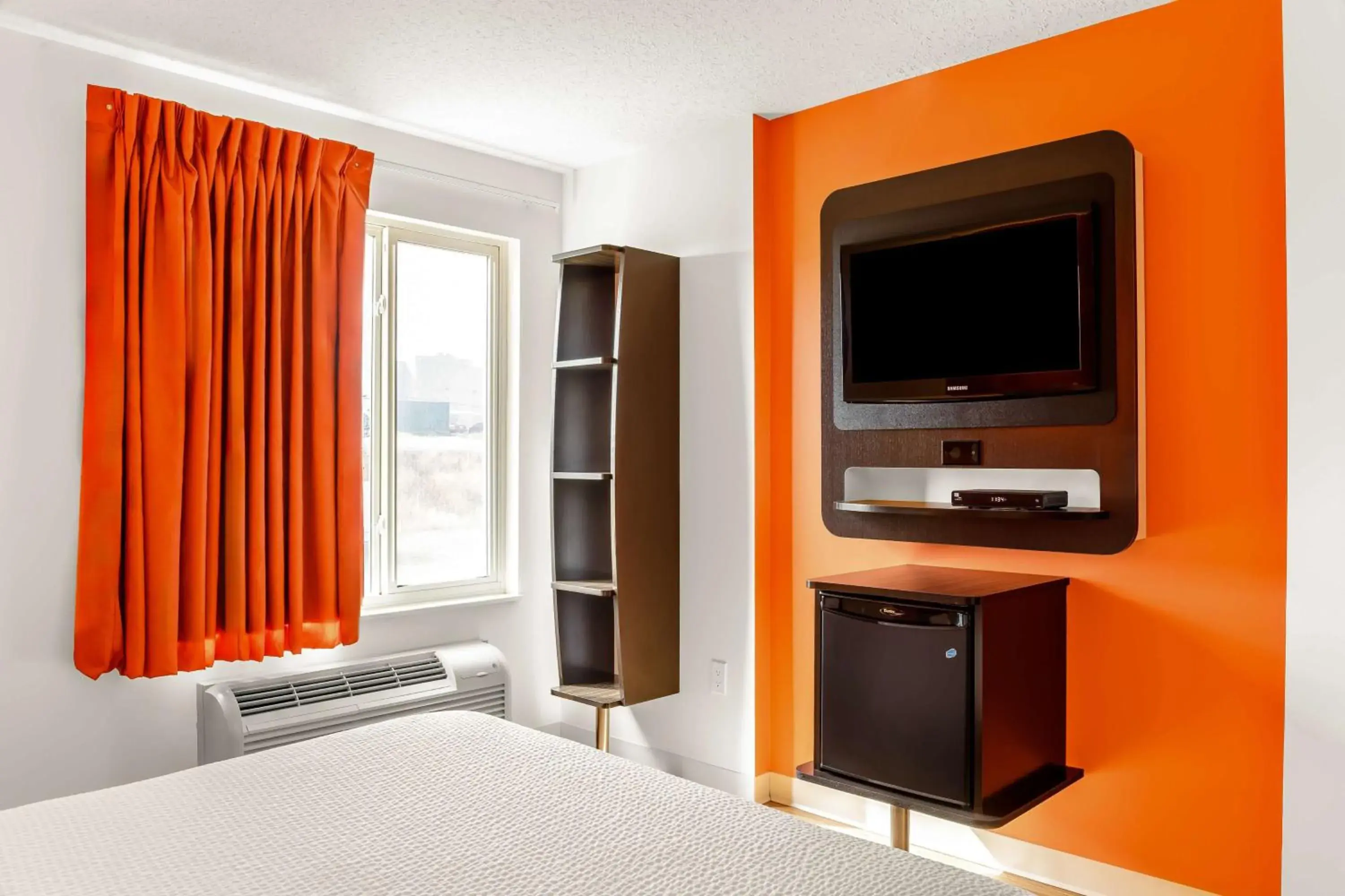 Queen Room - Disability Access - Non-Smoking in Motel 6-Swift Current, SK Queen Room - Disability Access - Non-Smoking in Motel 6-Swift Current, SK