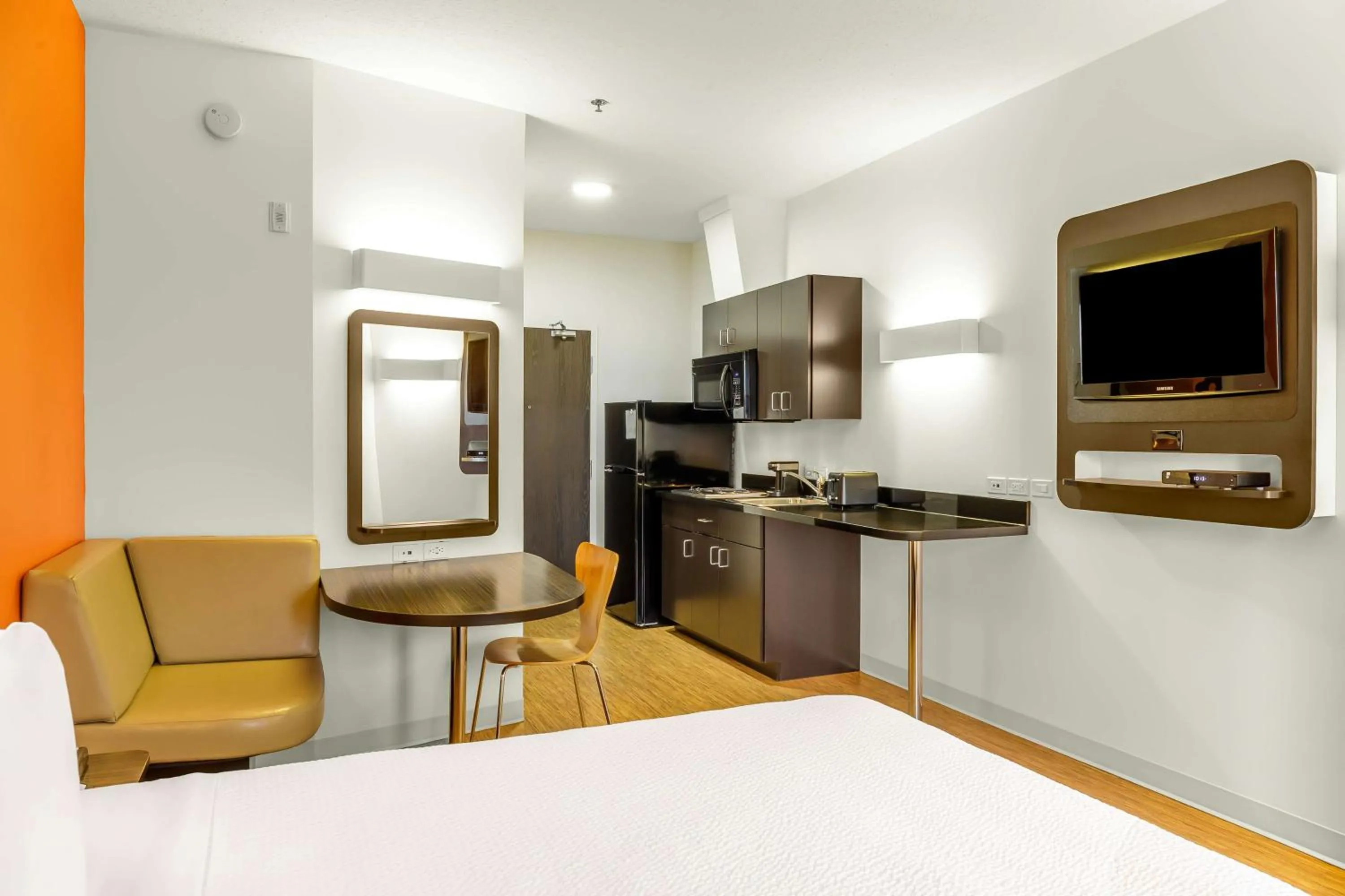 Other, Bed in Motel 6-Swift Current, SK