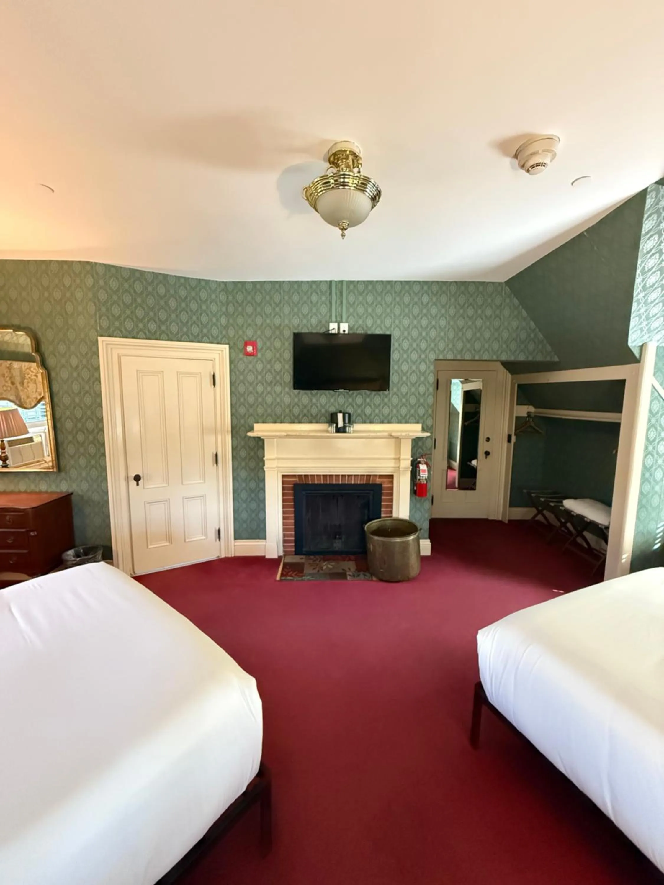 Bed in Stonehurst Manor Breakfast & Dinner Included