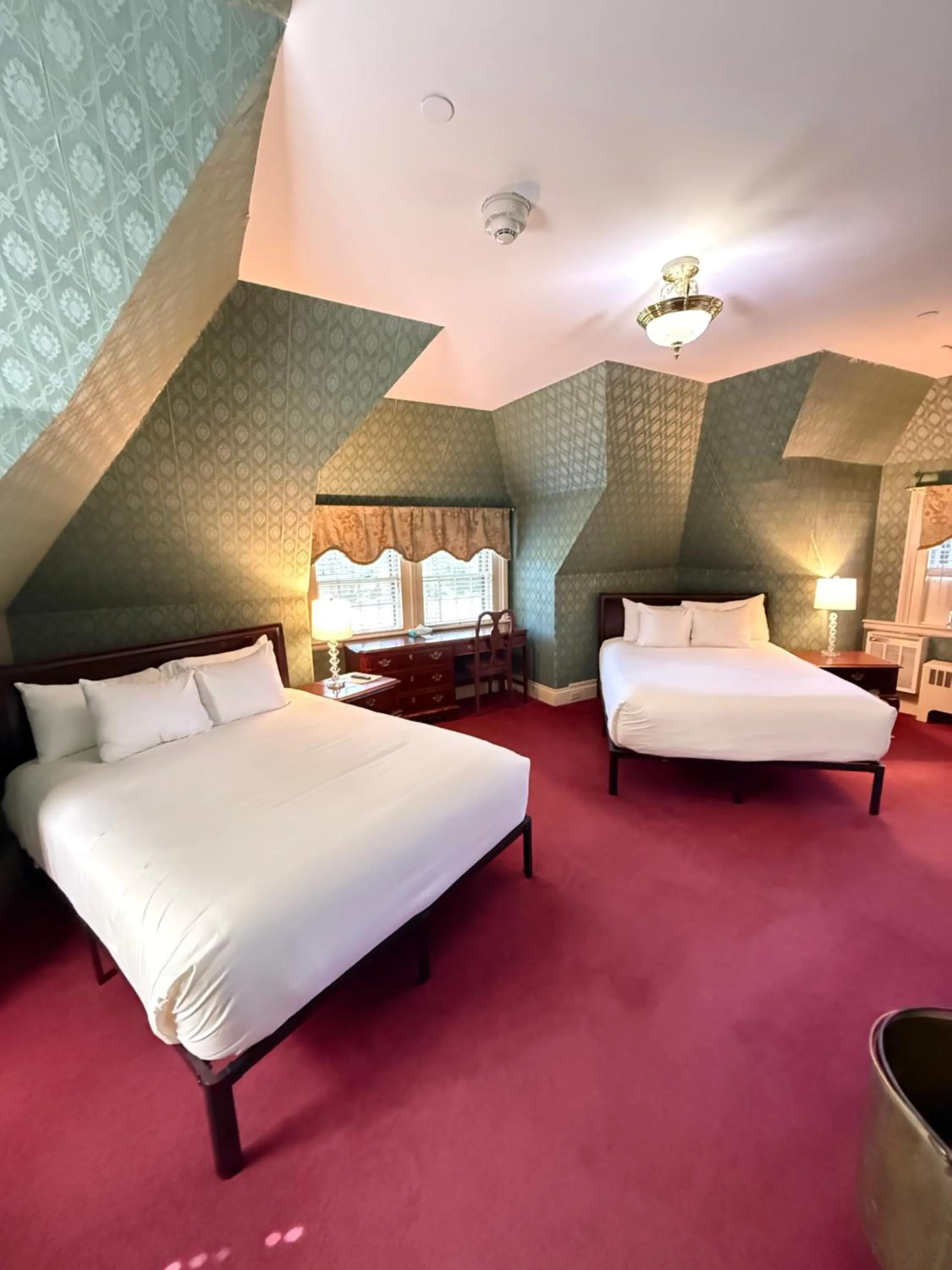 Bed in Stonehurst Manor Breakfast & Dinner Included