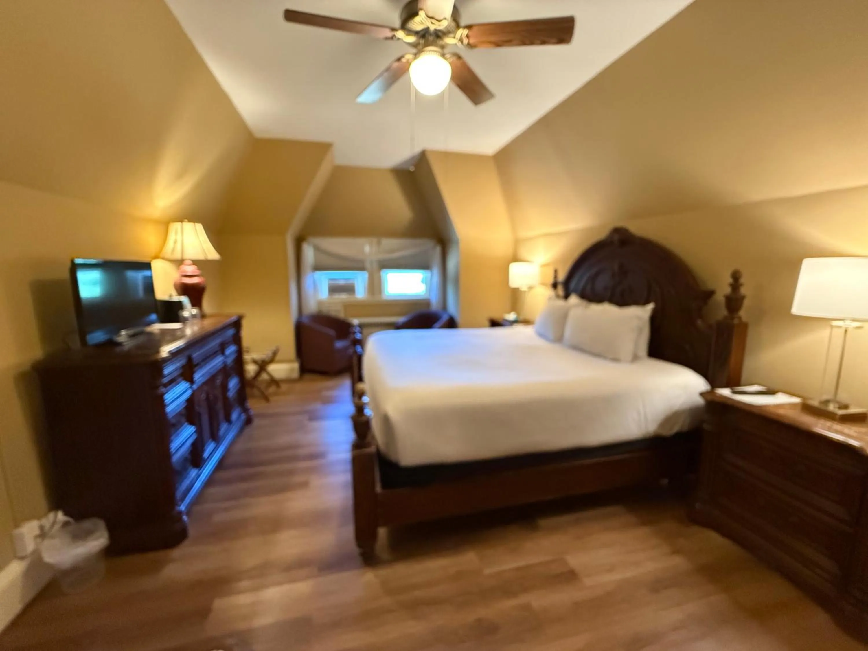 Bed in Stonehurst Manor Breakfast & Dinner Included