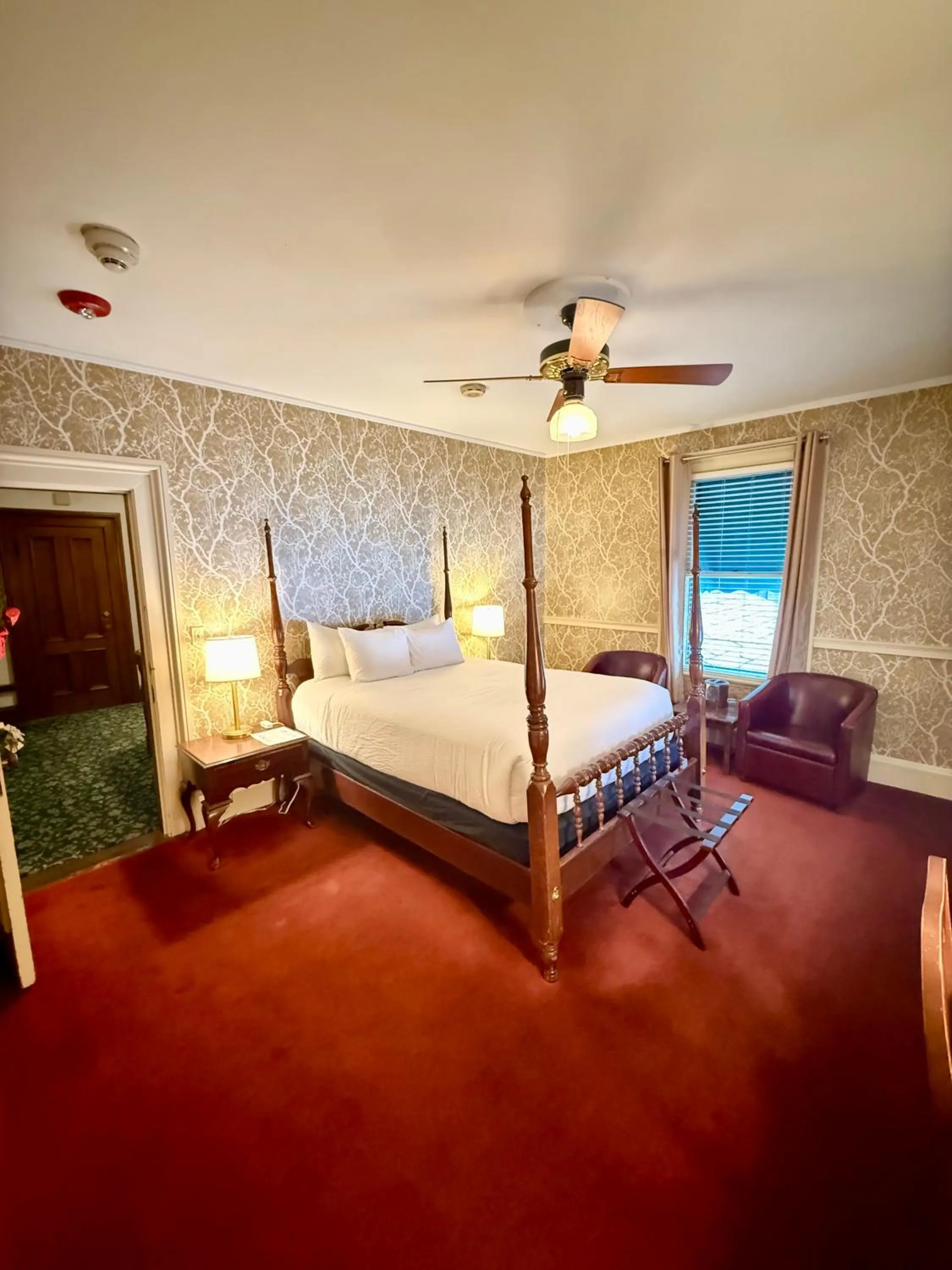 Bed in Stonehurst Manor Breakfast & Dinner Included