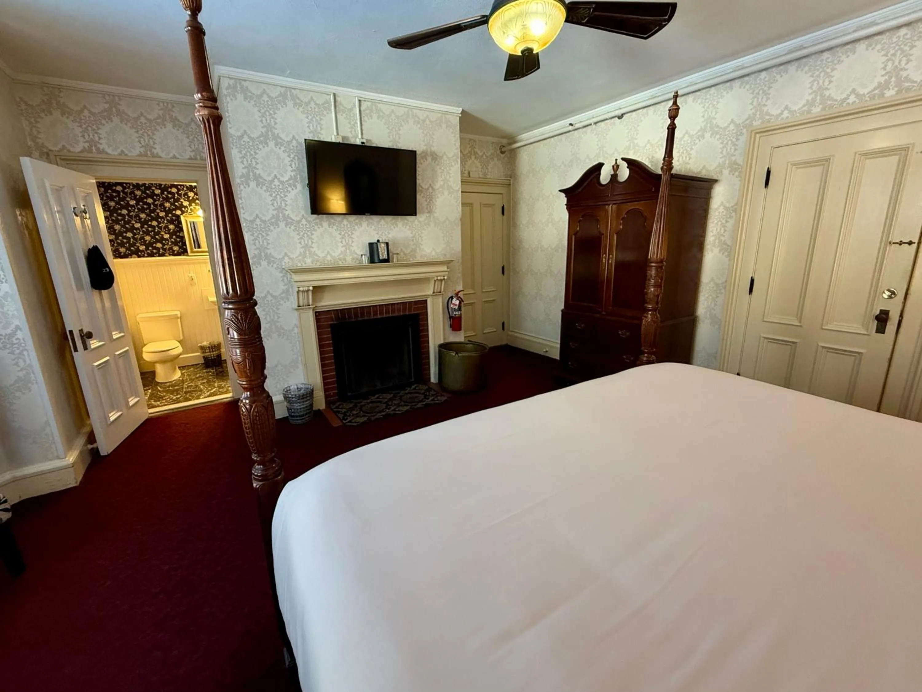 Bed in Stonehurst Manor Breakfast & Dinner Included