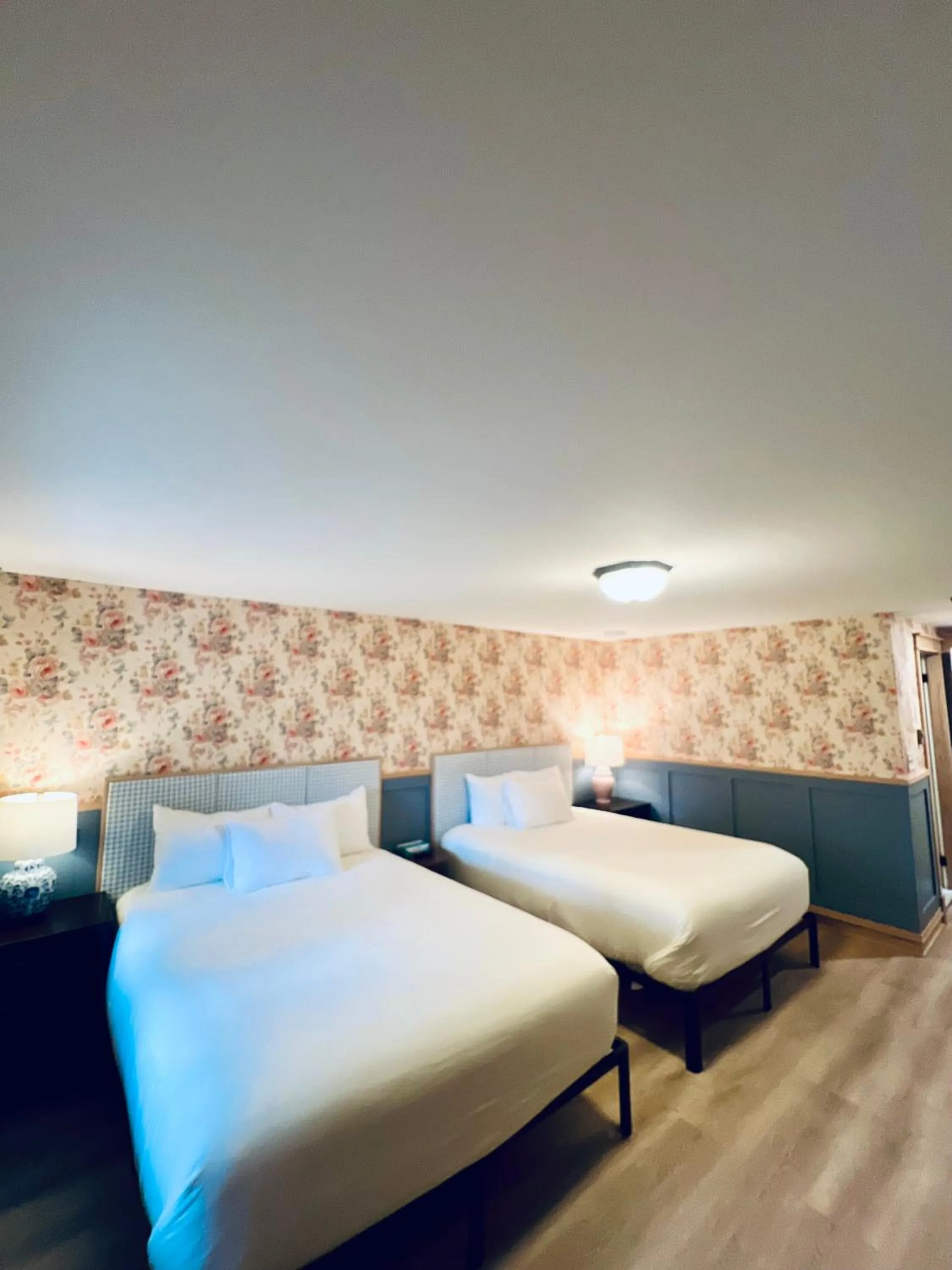 Bed in Stonehurst Manor Breakfast & Dinner Included