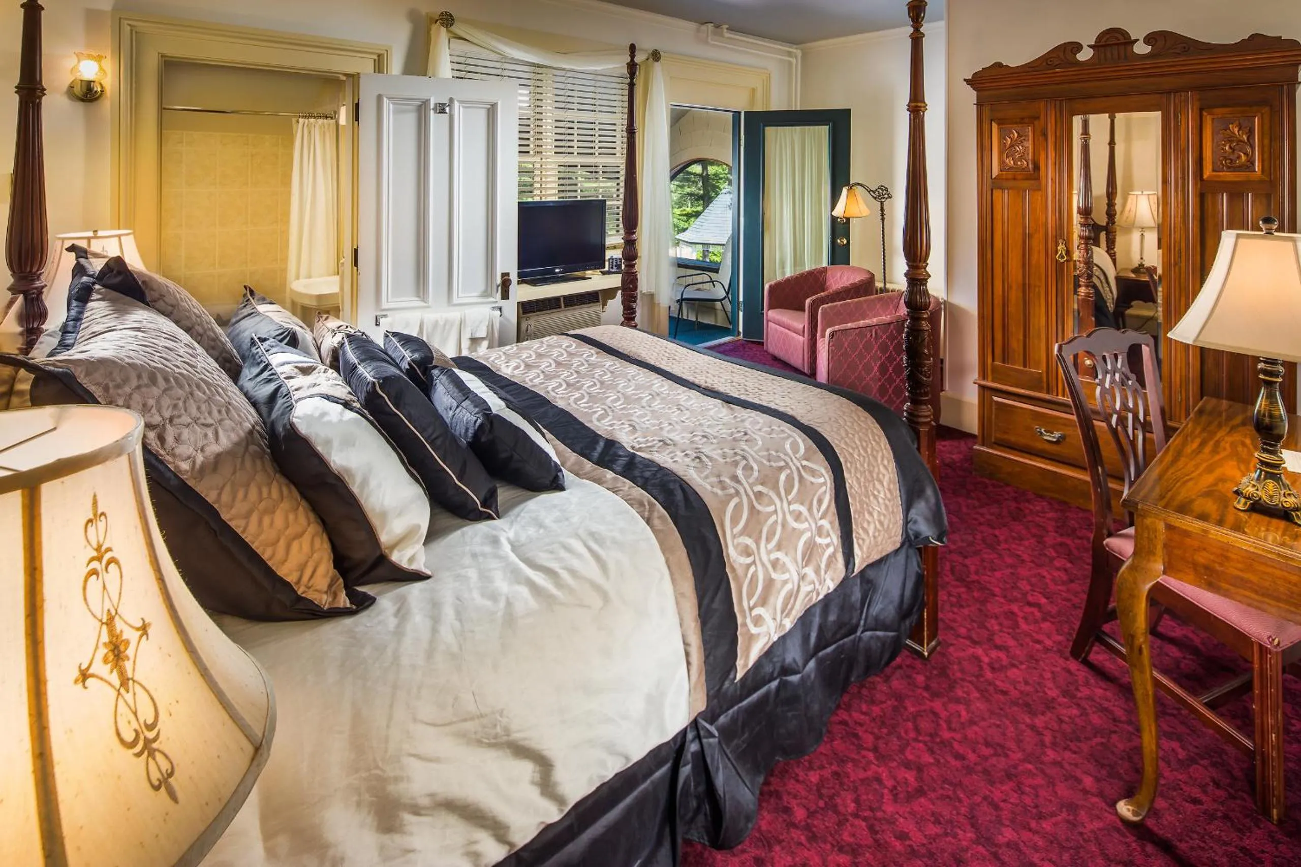 Bed in Stonehurst Manor Breakfast & Dinner Included