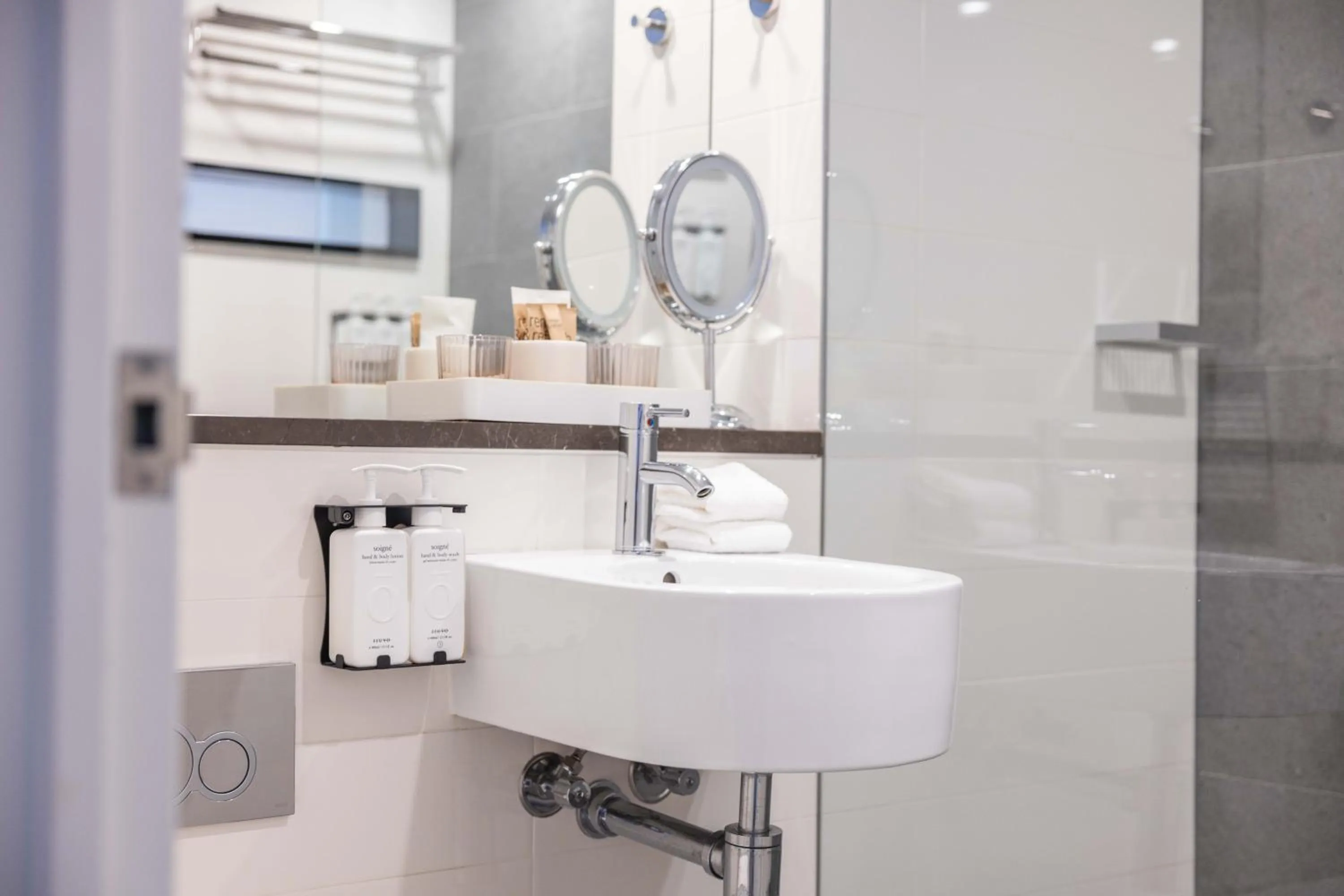 Bathroom in Hotel Woolstore 1888, Sydney - Handwritten Collection