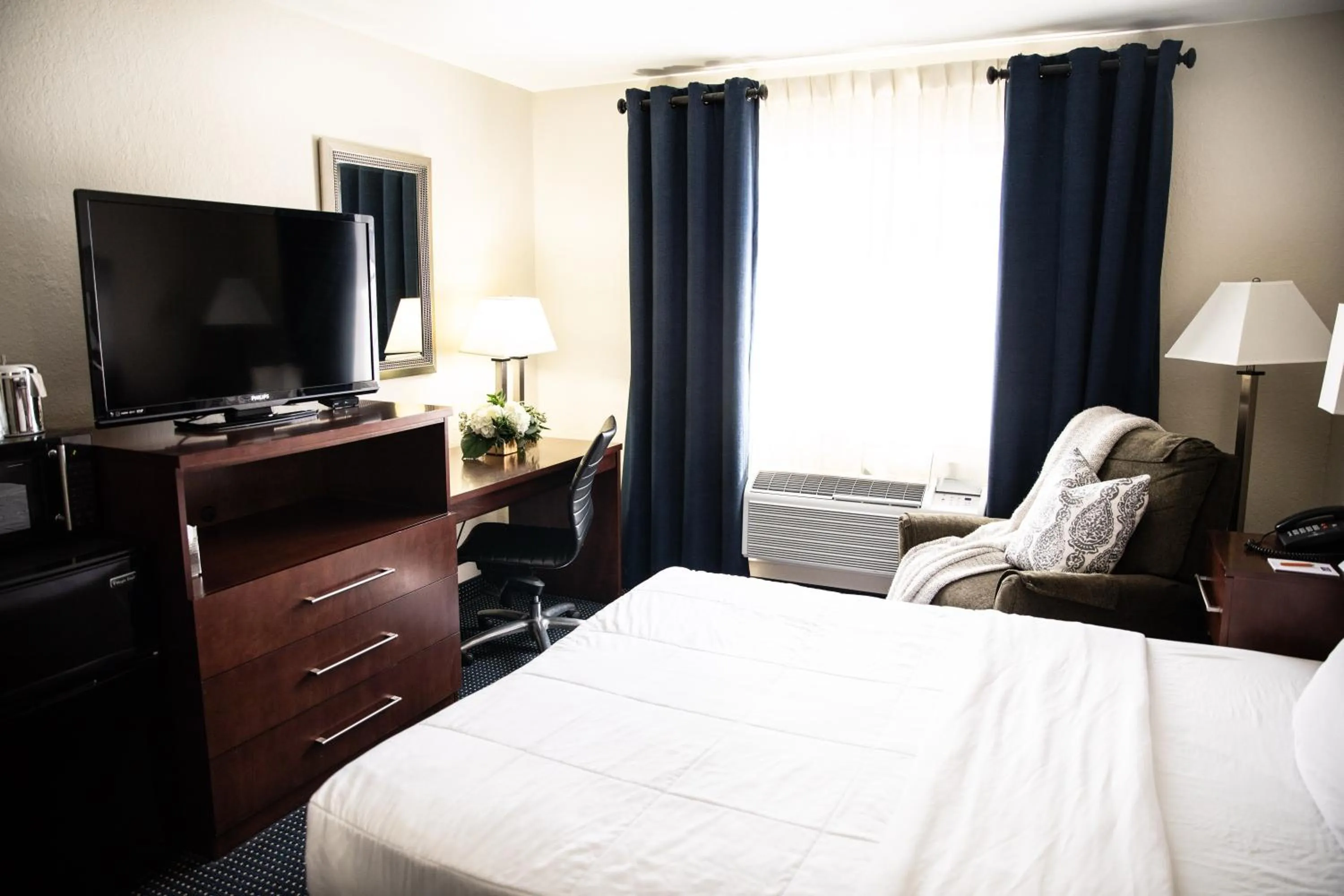 Photo of the whole room in Hatfield Inn