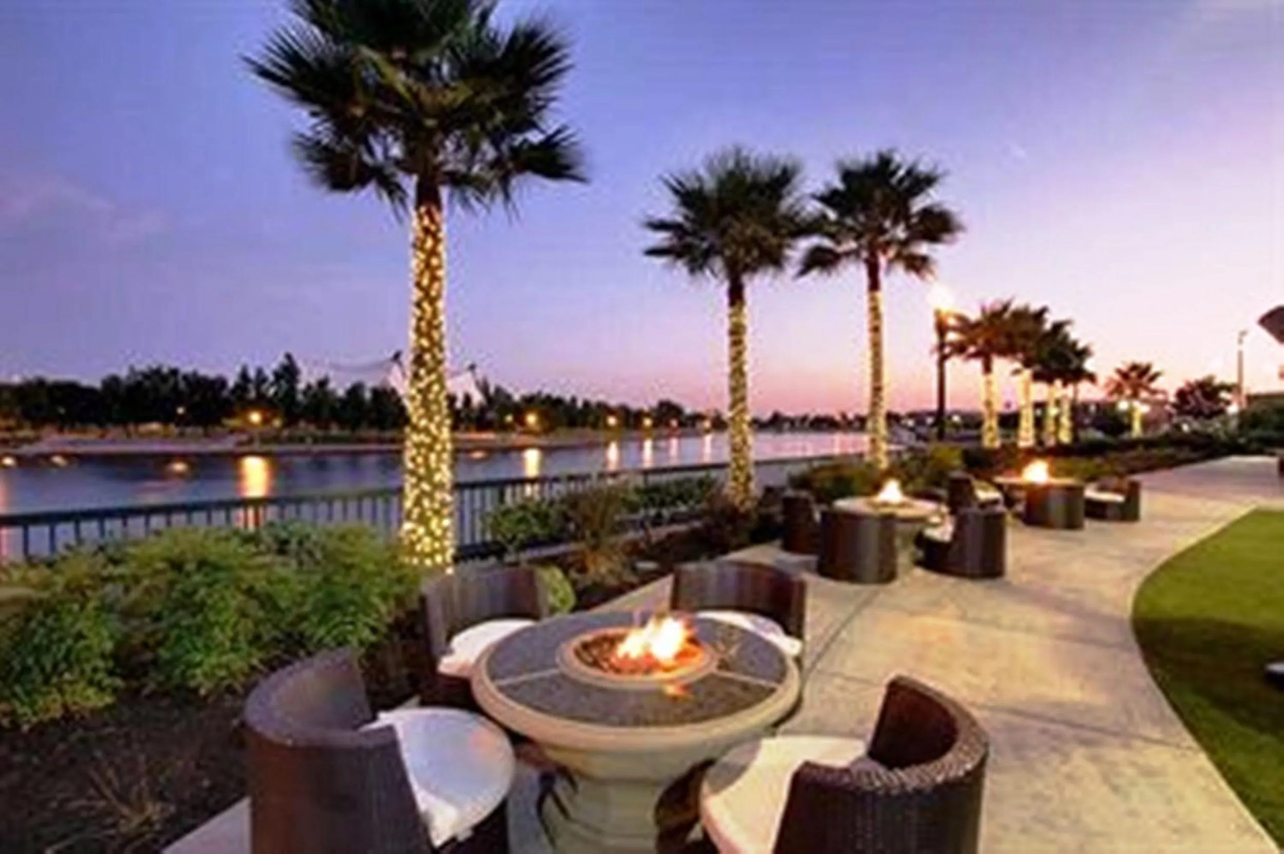 Lounge or bar in University Plaza Waterfront Hotel