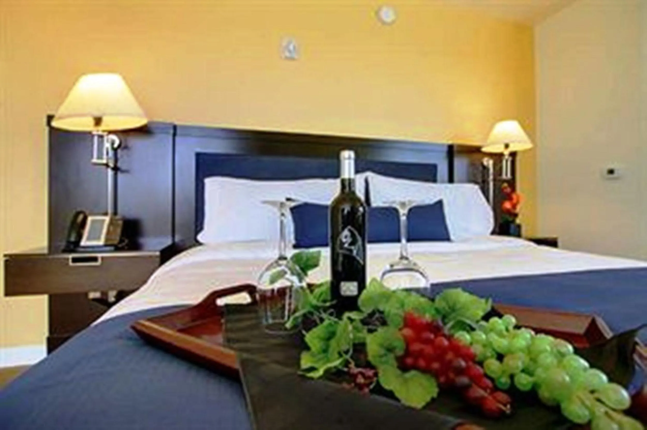 Photo of the whole room, Bed in University Plaza Waterfront Hotel