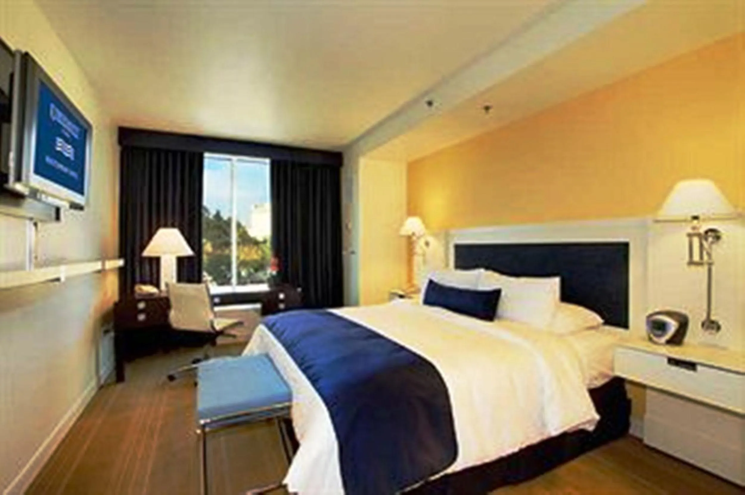 Photo of the whole room, Bed in University Plaza Waterfront Hotel