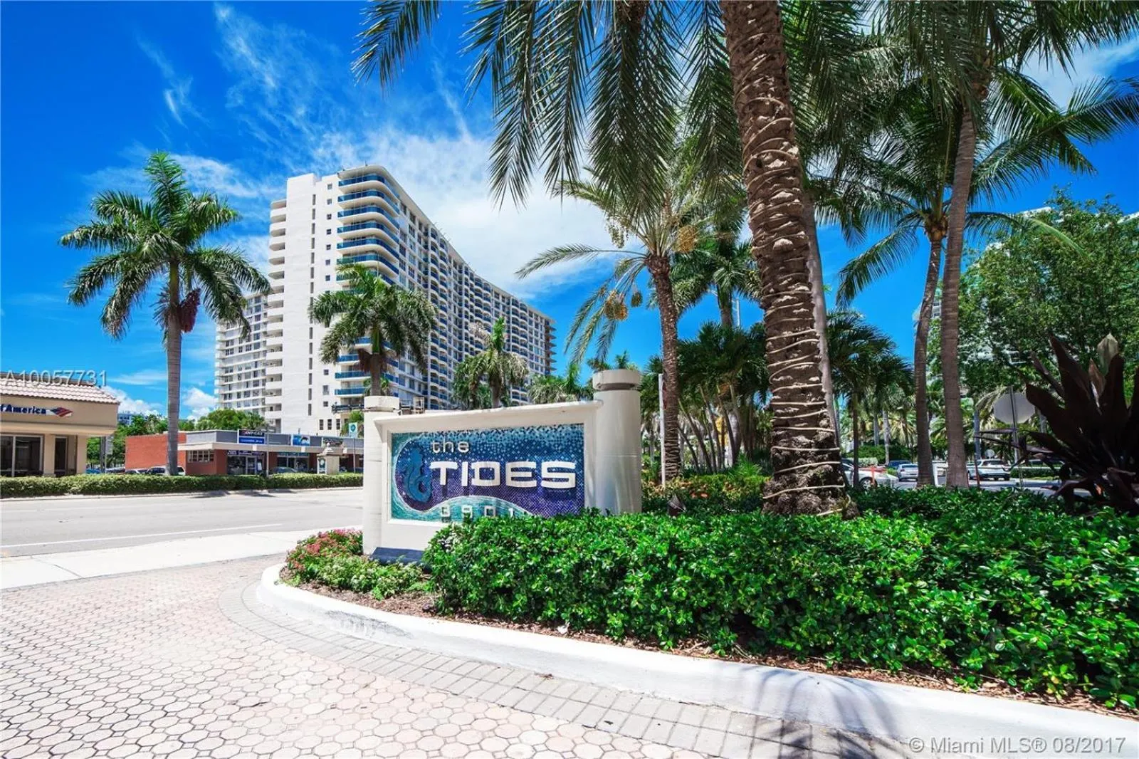 Facade/entrance in Tides Apt on Hollywood Beach