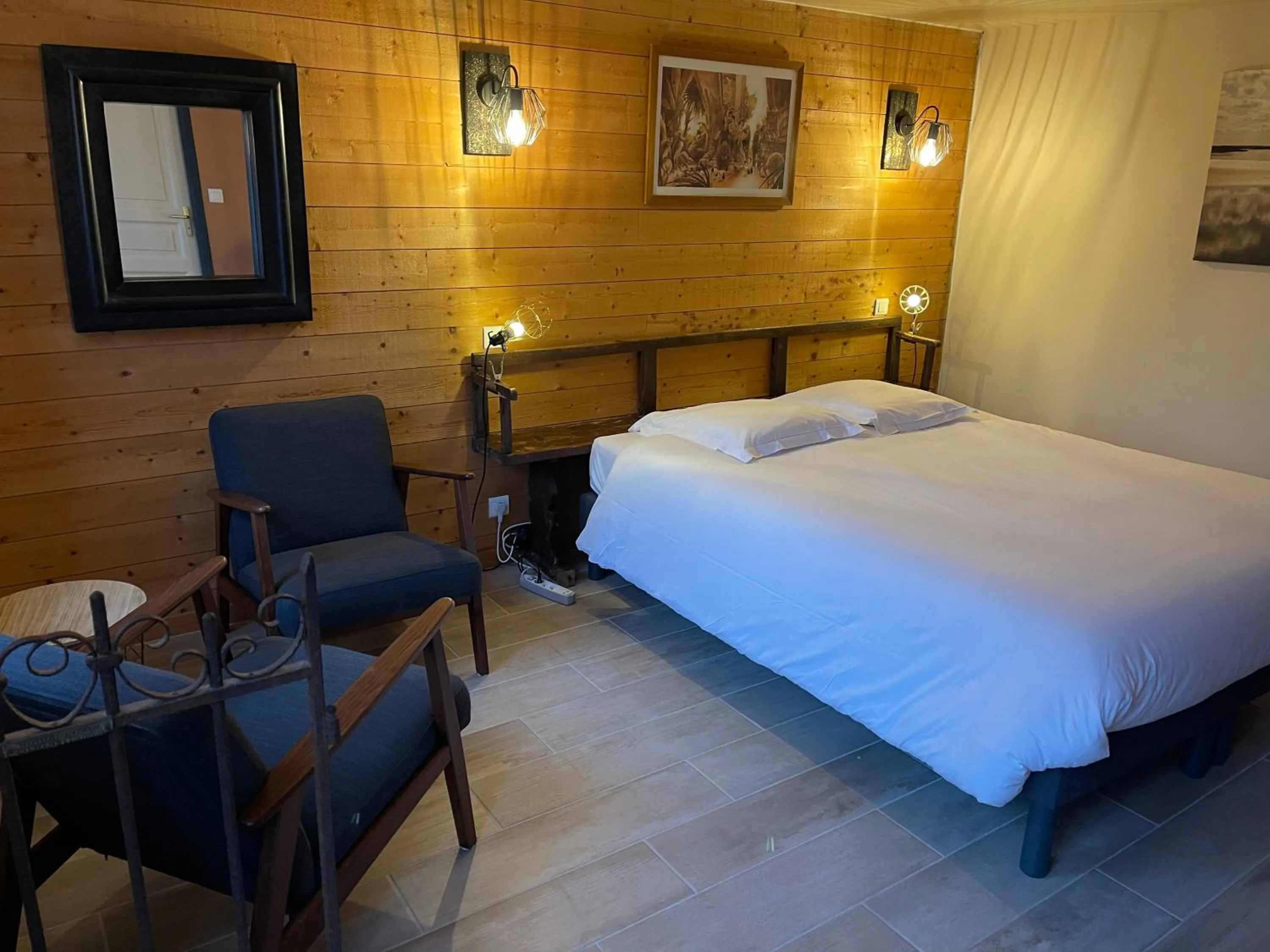 Photo of the whole room, Bed in Au Presbytère de Saigneville